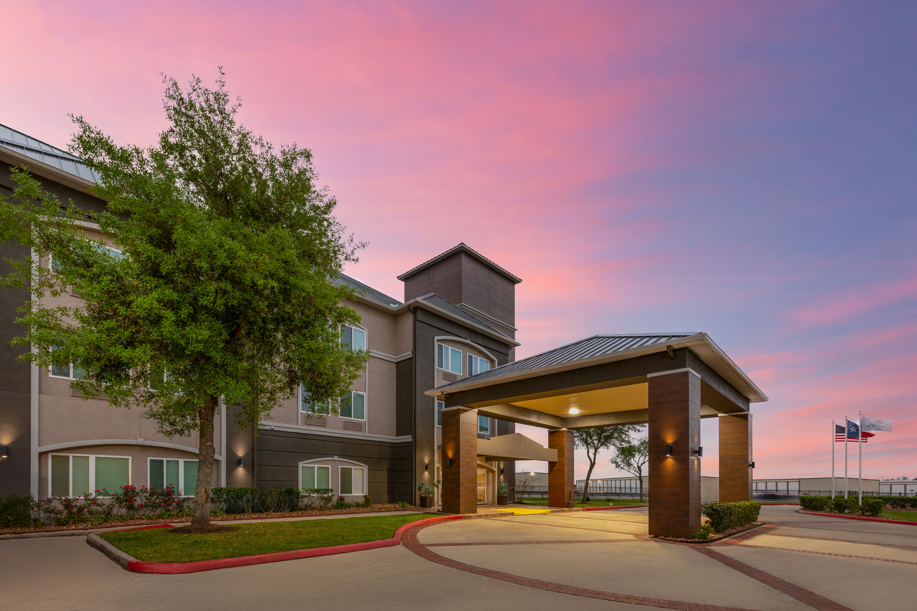 Exterior Dusk Image of La Quinta Inn & Suites by Wyndham Angleton hotel in Angleton, Texas