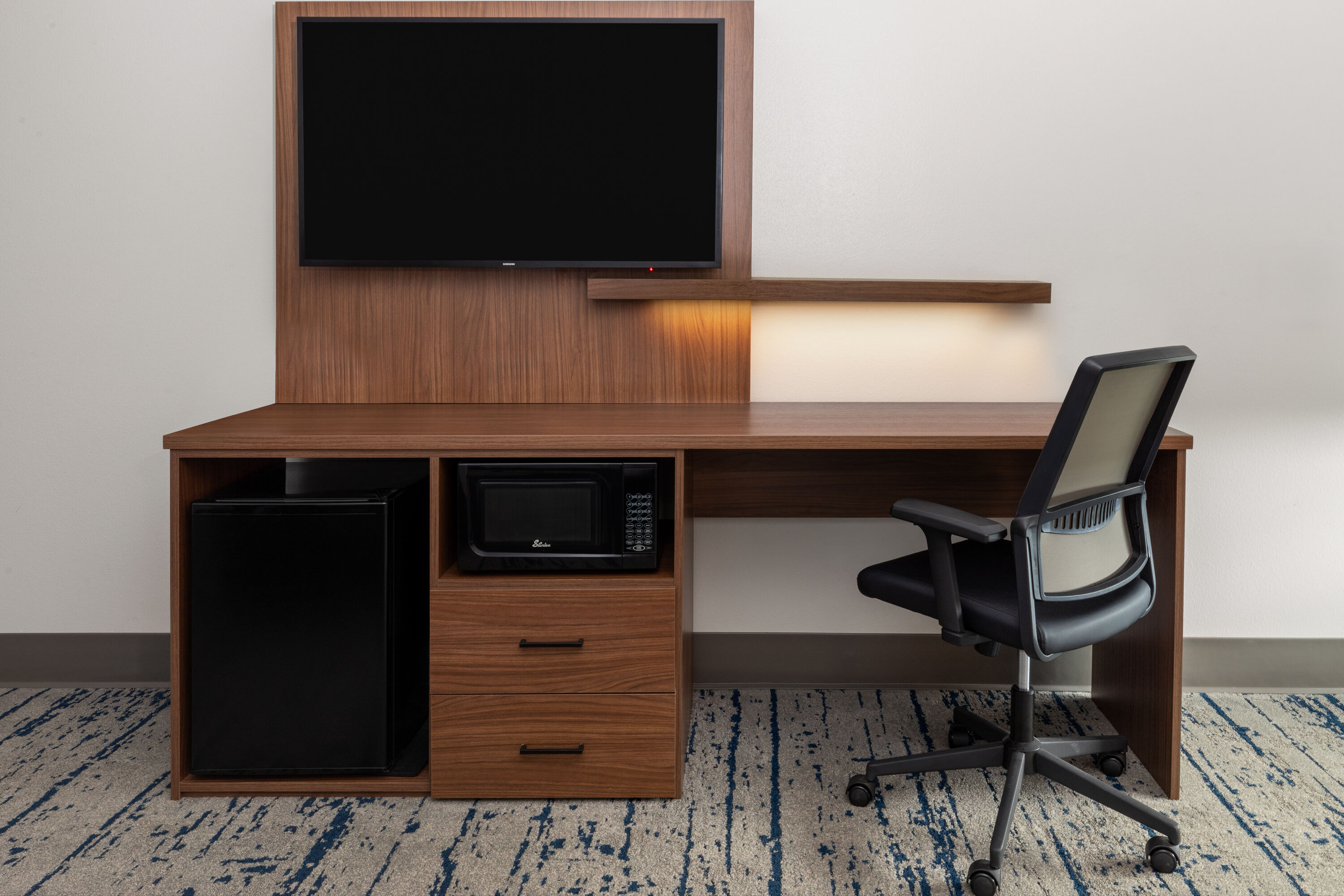 Guest room at the La Quinta Inn & Suites by Wyndham Angleton in Angleton, Texas