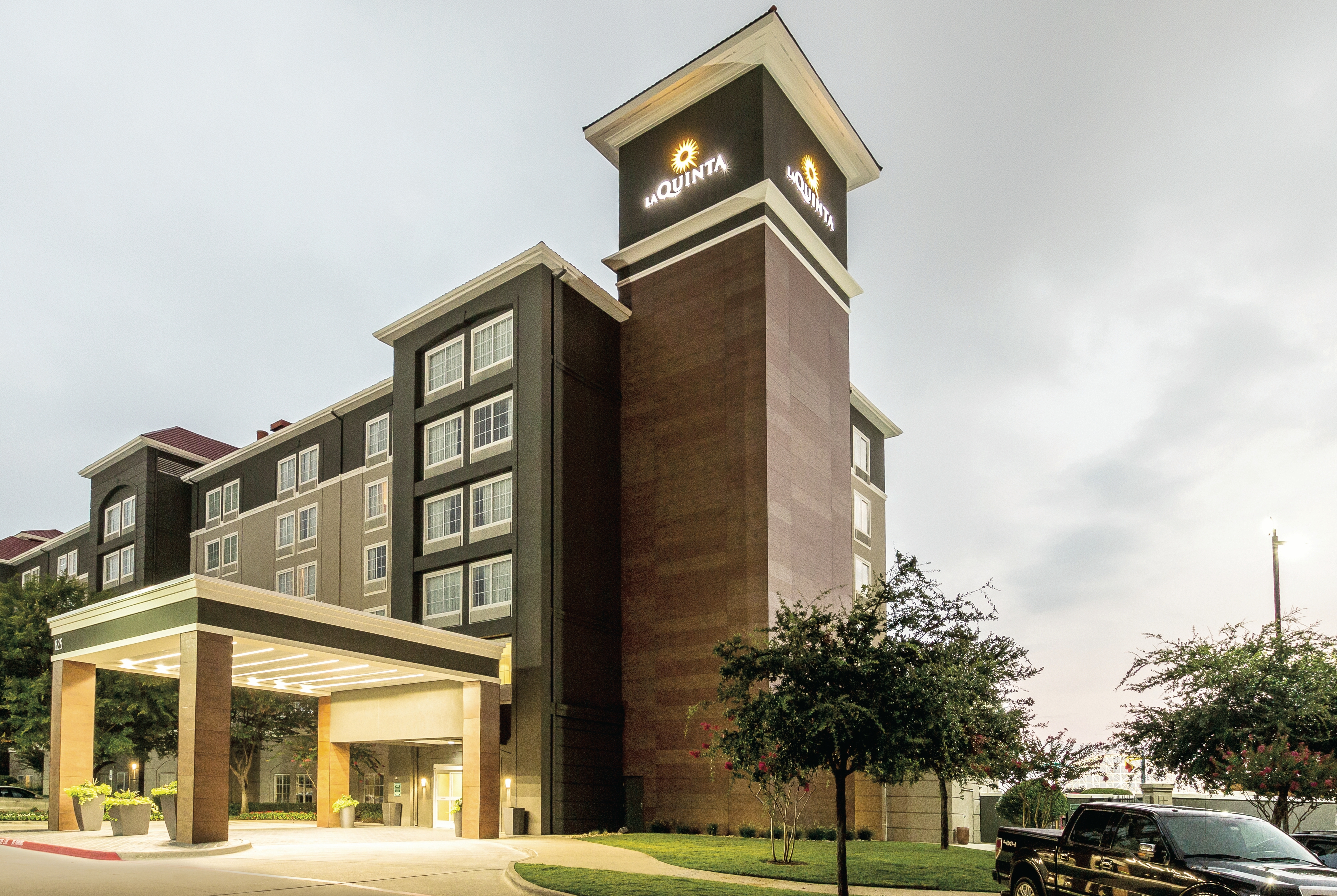 La Quinta Inn Suites By Wyndham Arlington North 6 Flags Dr