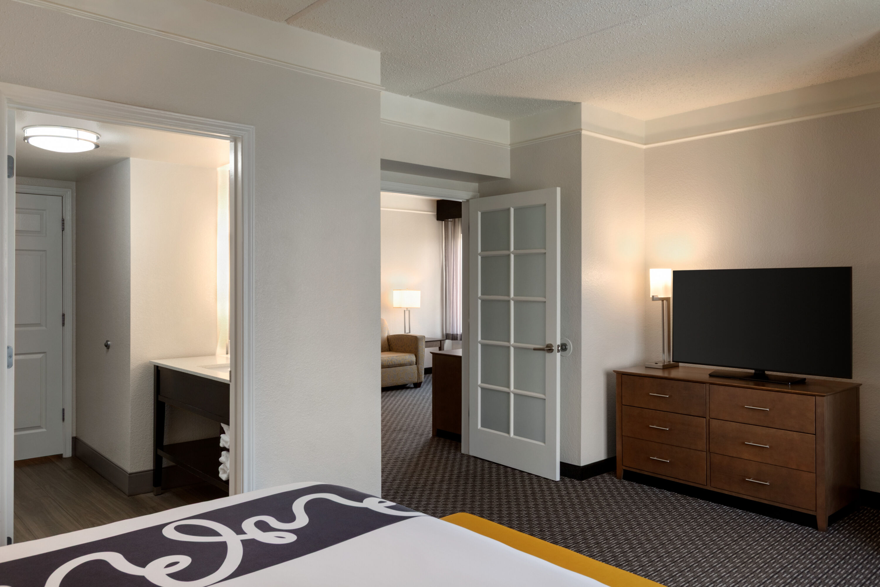 La Quinta Inn & Suites by Wyndham Arlington North 6 Flags Dr suite in Arlington, Texas