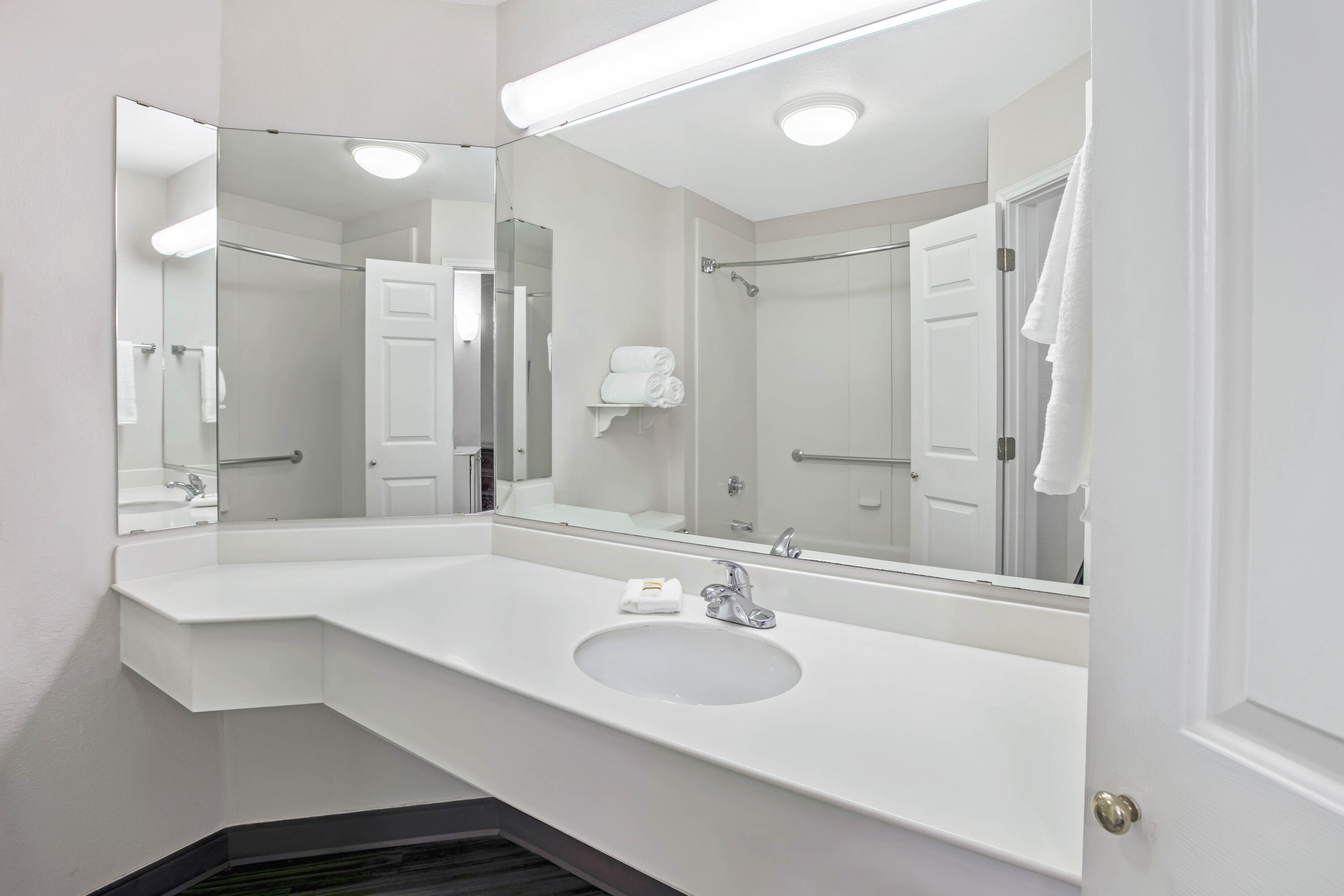 Guest room bath at the La Quinta Inn & Suites by Wyndham Dallas Arlington South in Arlington, Texas