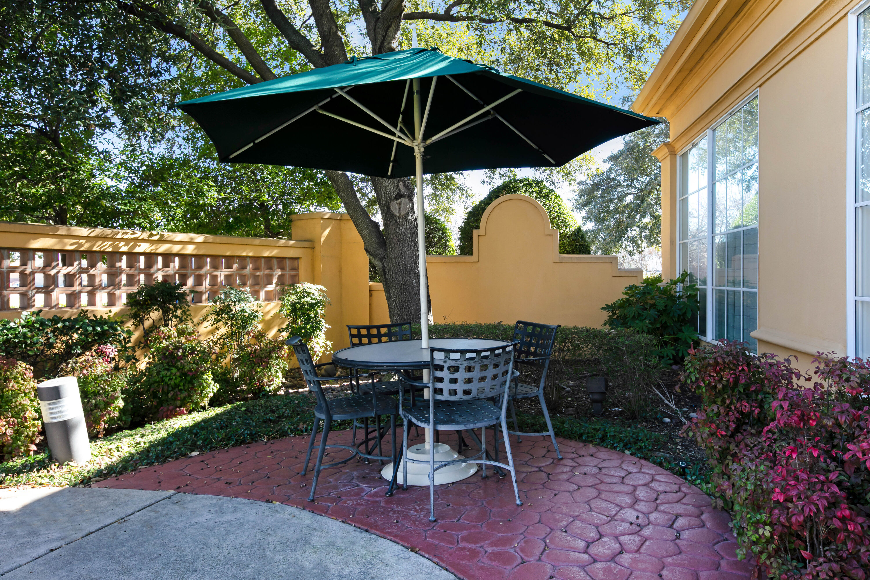 Courtyard at La Quinta Inn & Suites by Wyndham Dallas Arlington South in Arlington, Texas
