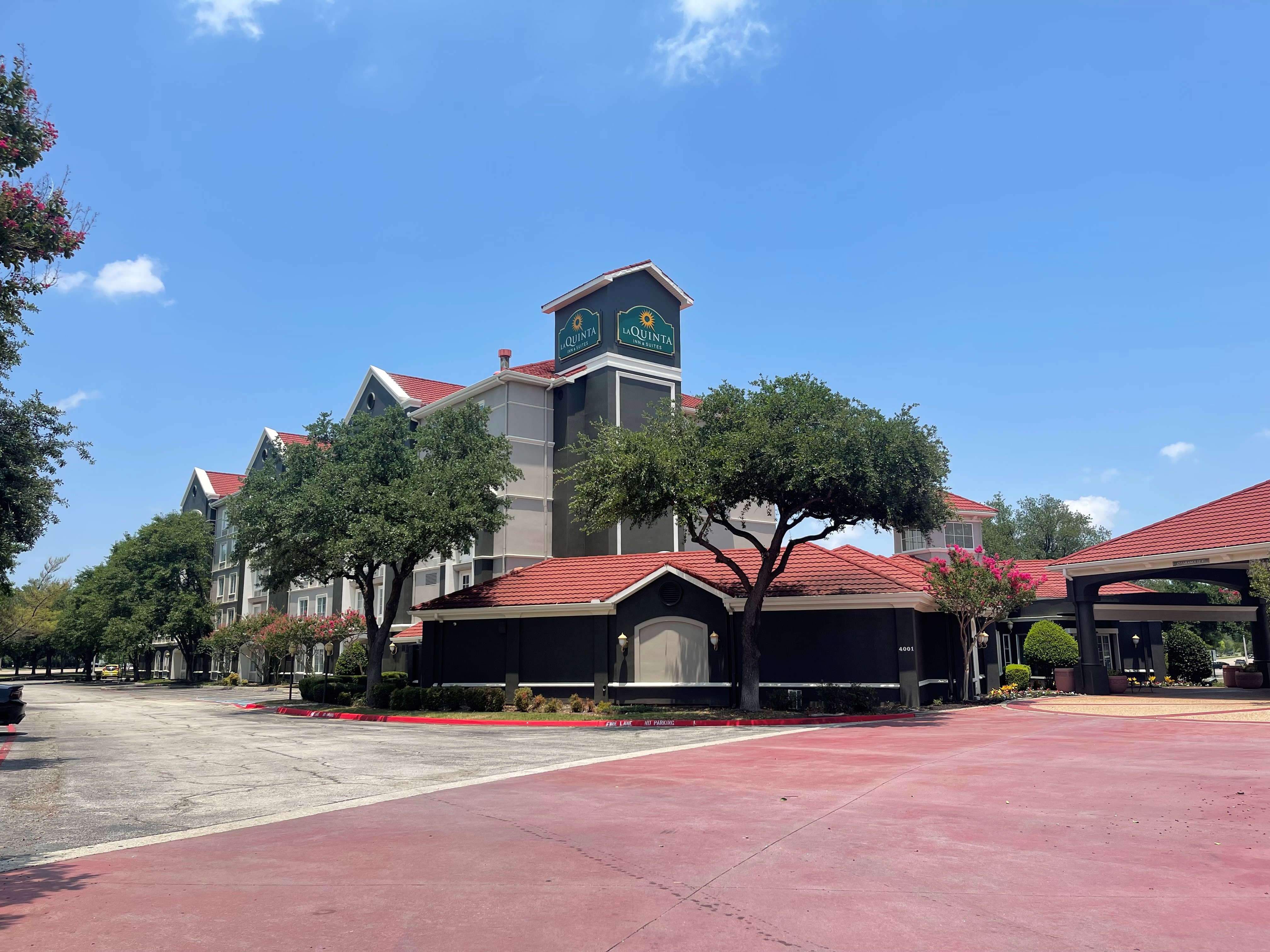 Exterior of La Quinta Inn & Suites by Wyndham Dallas Arlington South hotel in Arlington, Texas