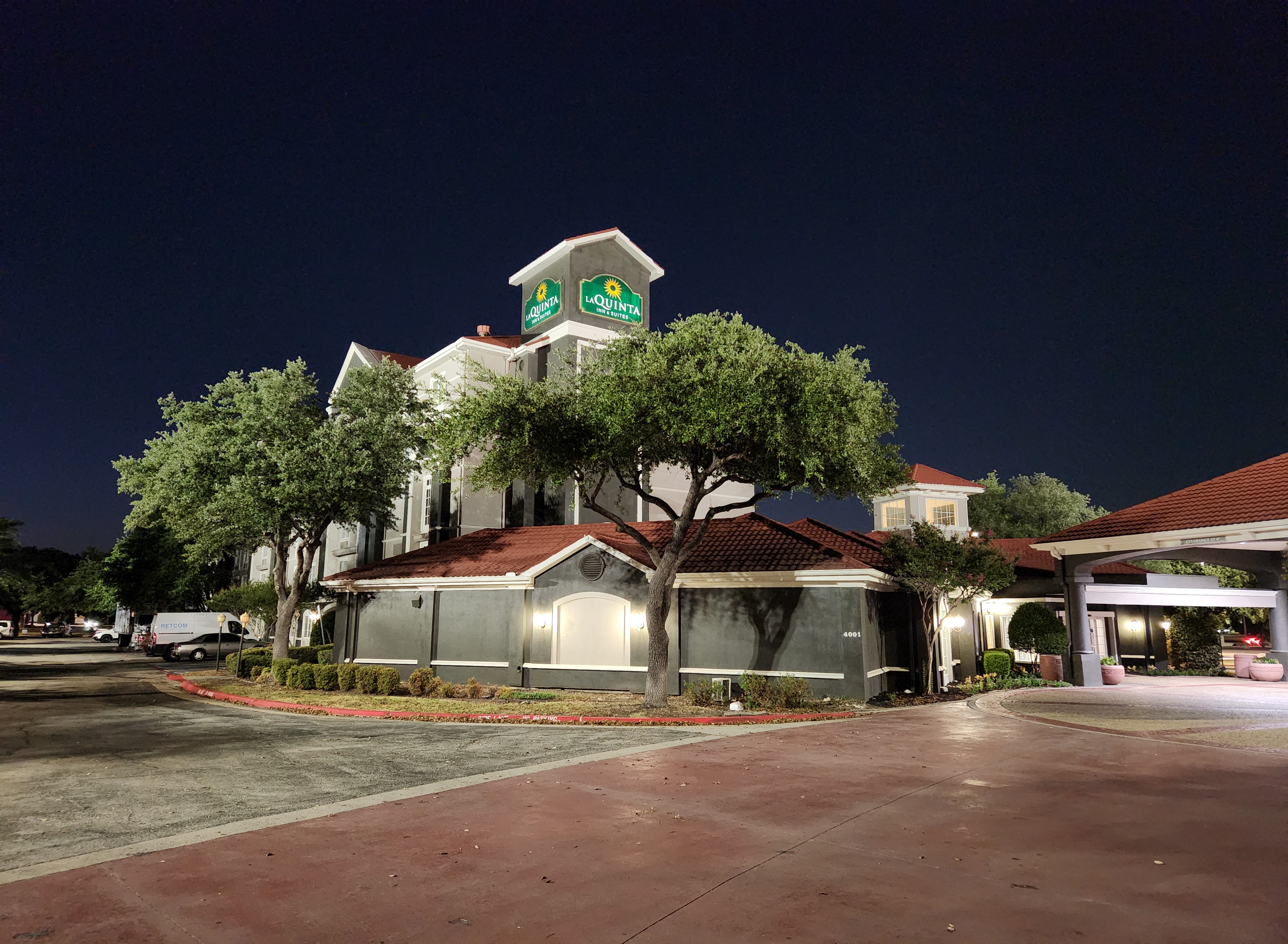 Exterior of La Quinta Inn & Suites by Wyndham Dallas Arlington South hotel in Arlington, Texas