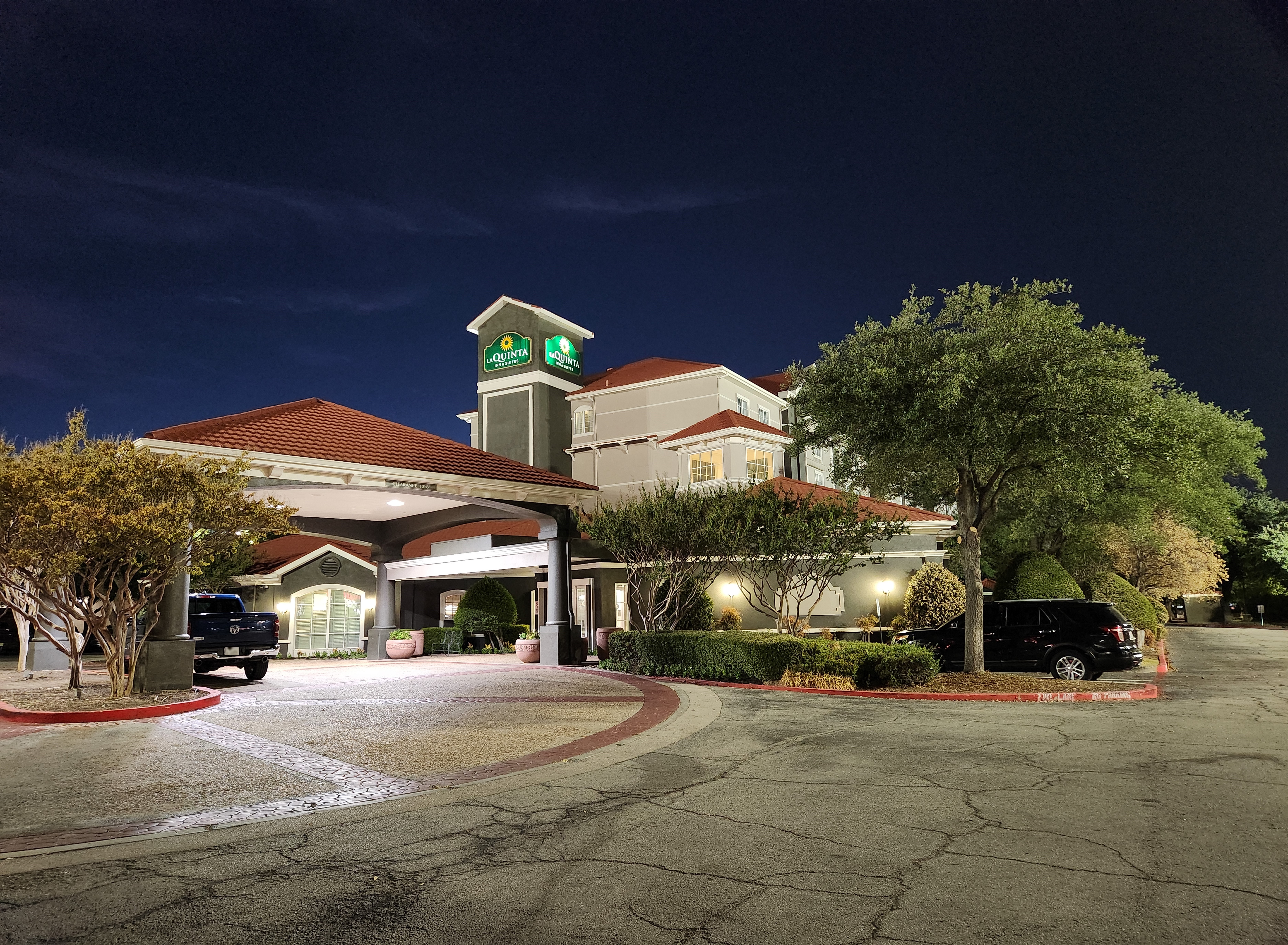 Exterior of La Quinta Inn & Suites by Wyndham Dallas Arlington South hotel in Arlington, Texas