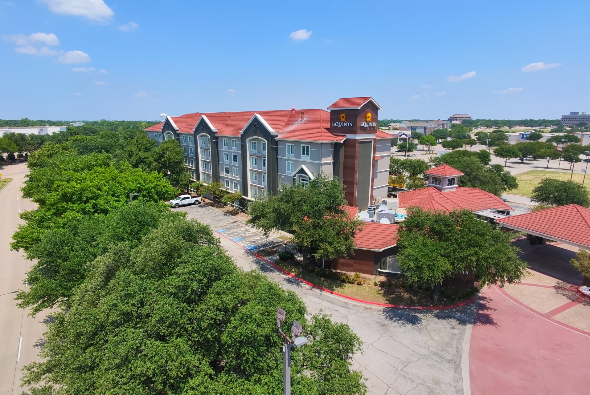 Exterior of La Quinta Inn & Suites by Wyndham Dallas Arlington South hotel in Arlington, Texas