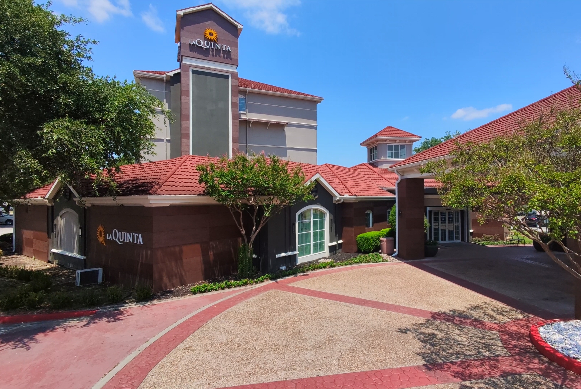 Exterior of La Quinta Inn & Suites by Wyndham Dallas Arlington South hotel in Arlington, Texas
