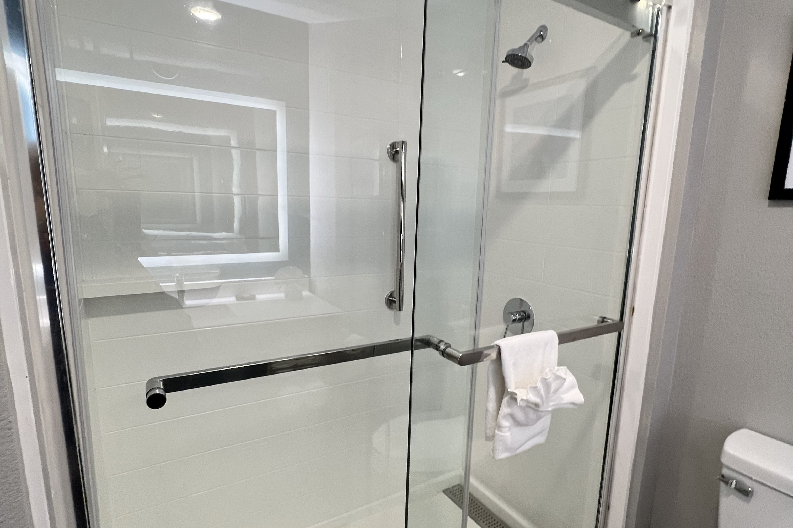 Guest room bath at the La Quinta Inn & Suites by Wyndham Dallas Arlington South in Arlington, Texas