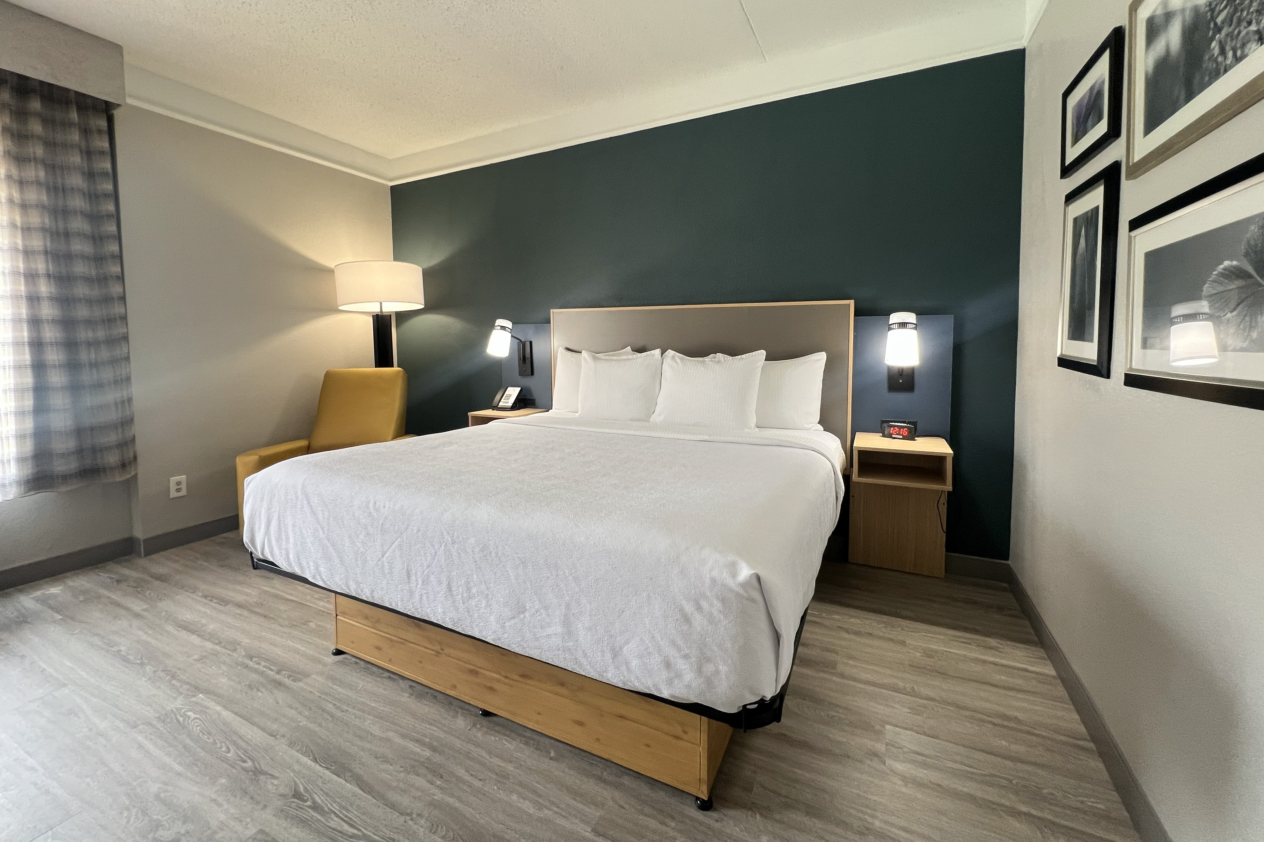 Guest room at the La Quinta Inn & Suites by Wyndham Dallas Arlington South in Arlington, Texas