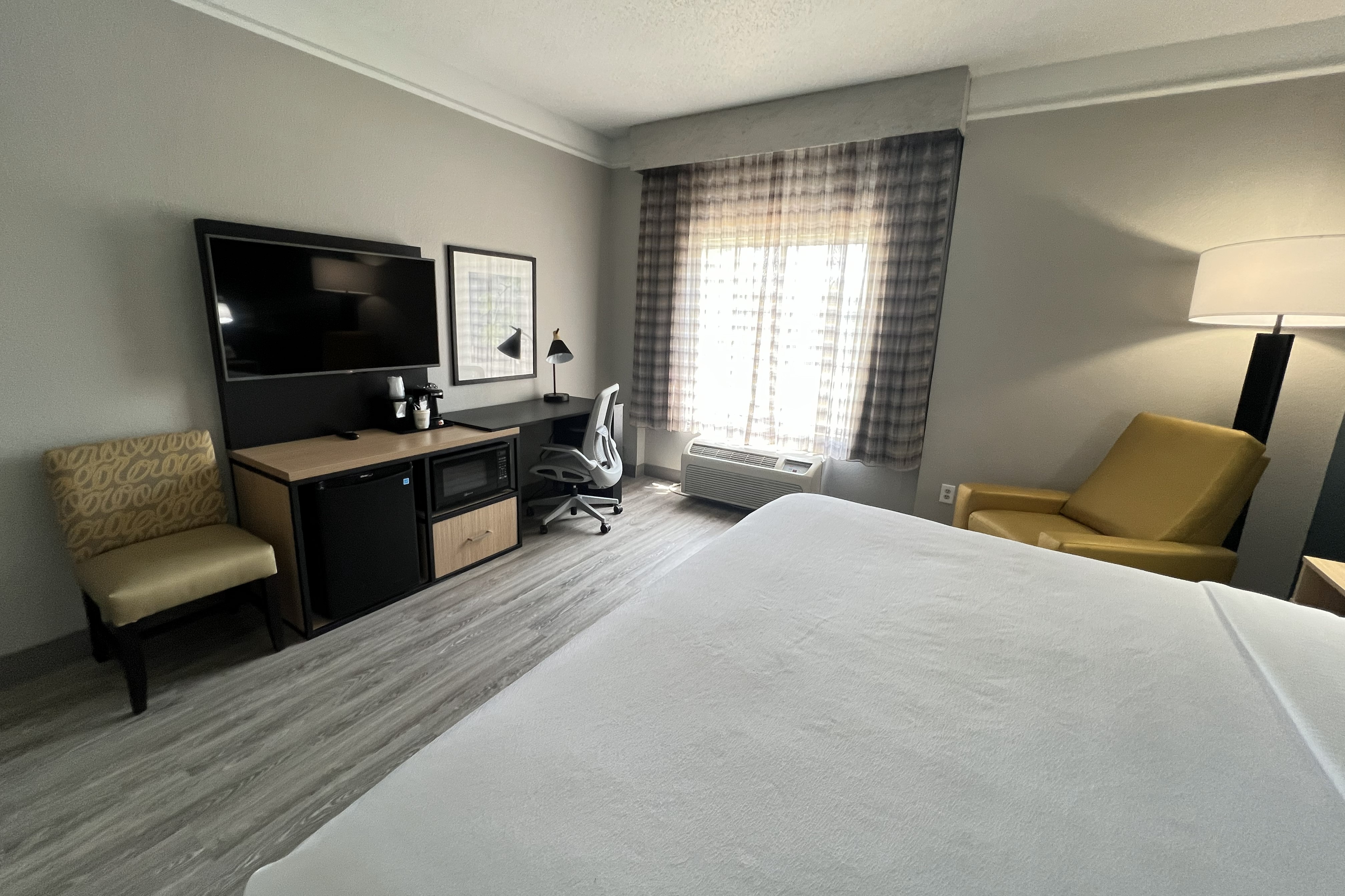 Guest room at the La Quinta Inn & Suites by Wyndham Dallas Arlington South in Arlington, Texas