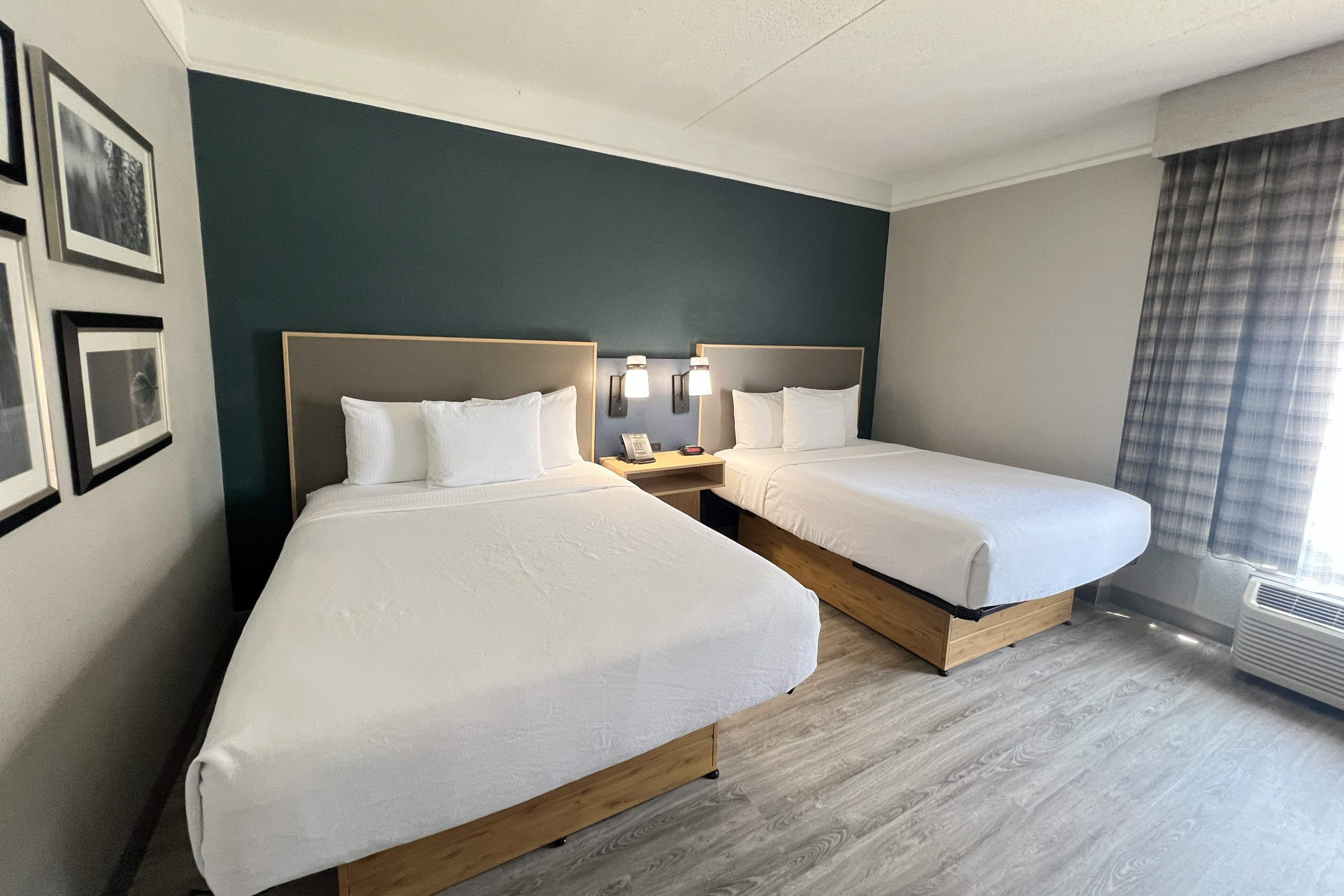 Guest room at the La Quinta Inn & Suites by Wyndham Dallas Arlington South in Arlington, Texas