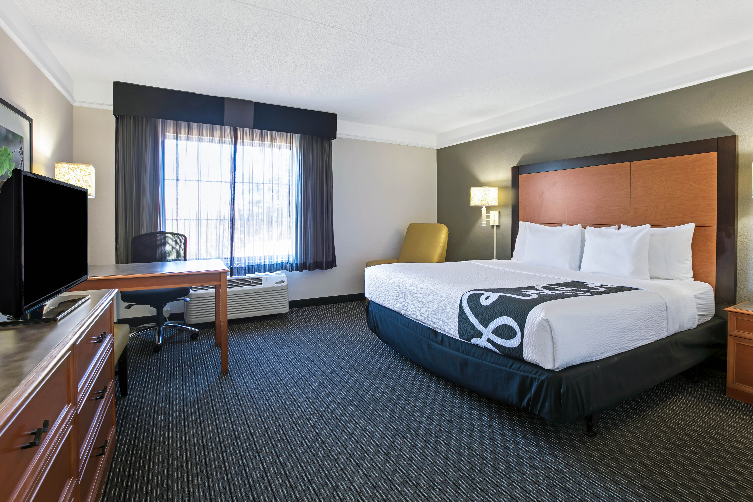 Guest room at the La Quinta Inn & Suites by Wyndham Dallas Arlington South in Arlington, Texas