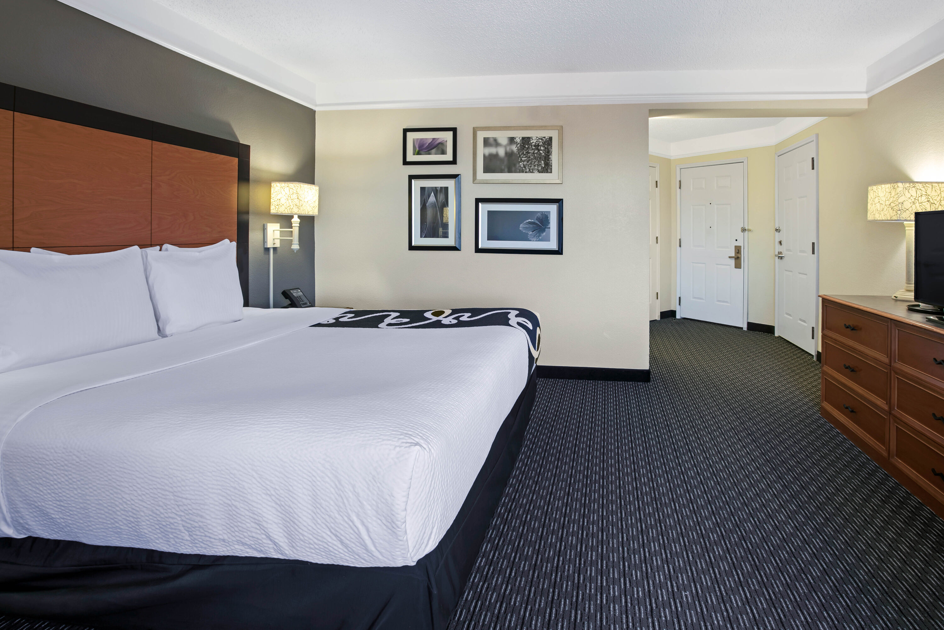 Guest room at the La Quinta Inn & Suites by Wyndham Dallas Arlington South in Arlington, Texas