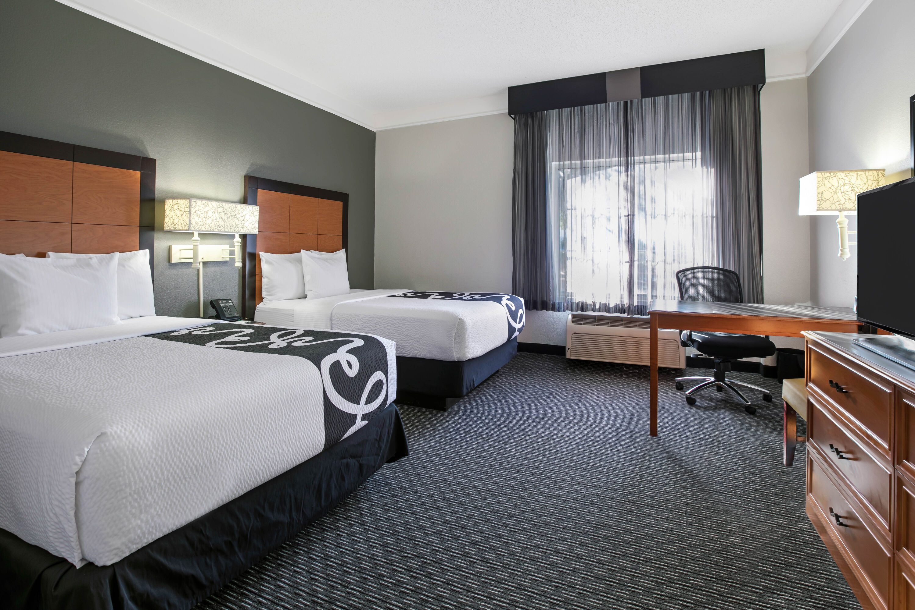 Guest room at the La Quinta Inn & Suites by Wyndham Dallas Arlington South in Arlington, Texas
