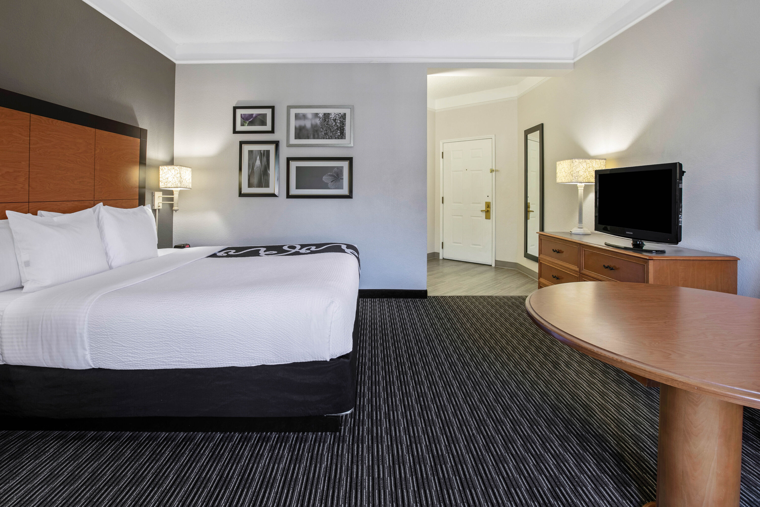 Guest room at the La Quinta Inn & Suites by Wyndham Dallas Arlington South in Arlington, Texas