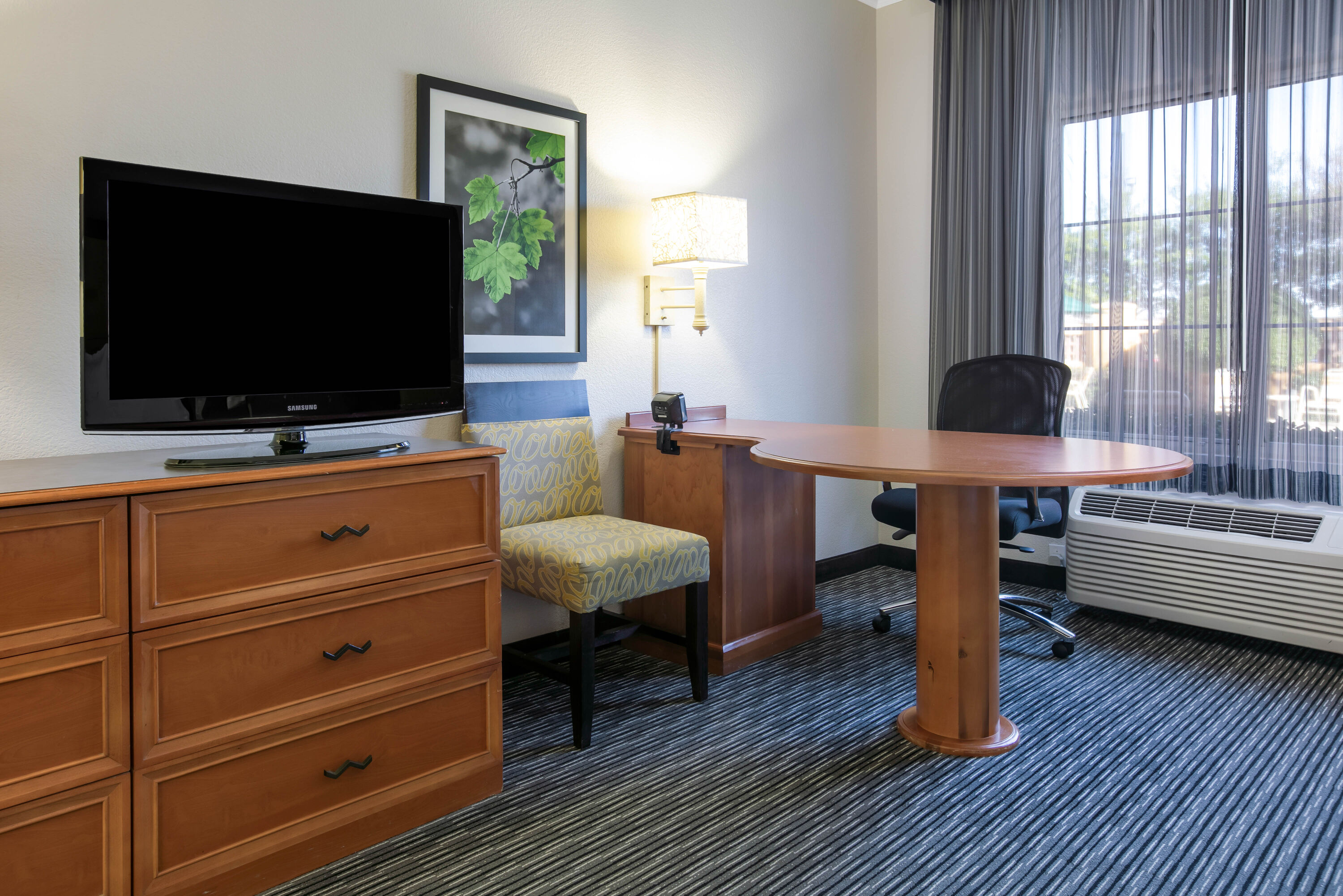 Guest room feature at the La Quinta Inn & Suites by Wyndham Dallas Arlington South in Arlington, Texas