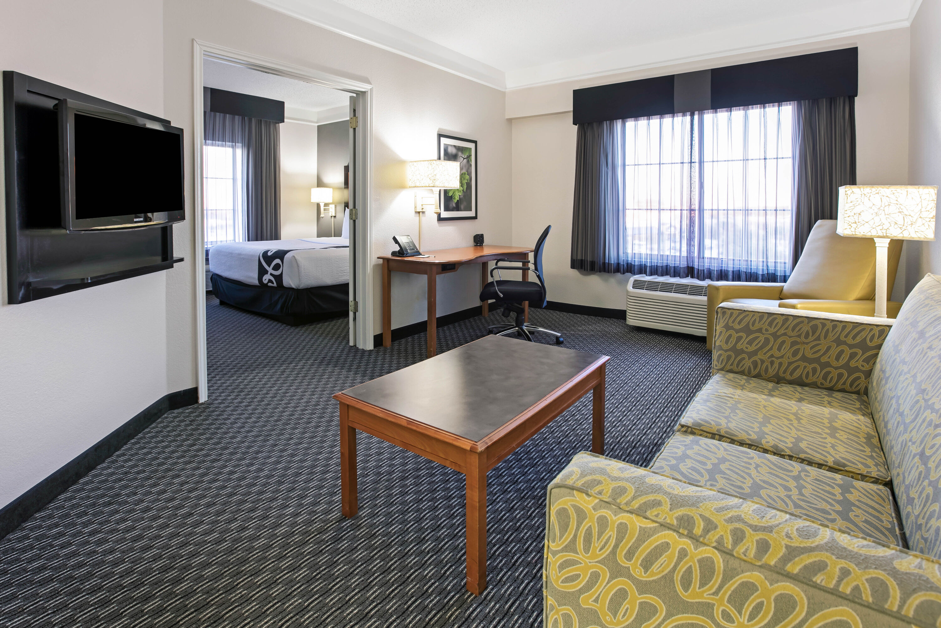 La Quinta Inn & Suites by Wyndham Dallas Arlington South suite in Arlington, Texas