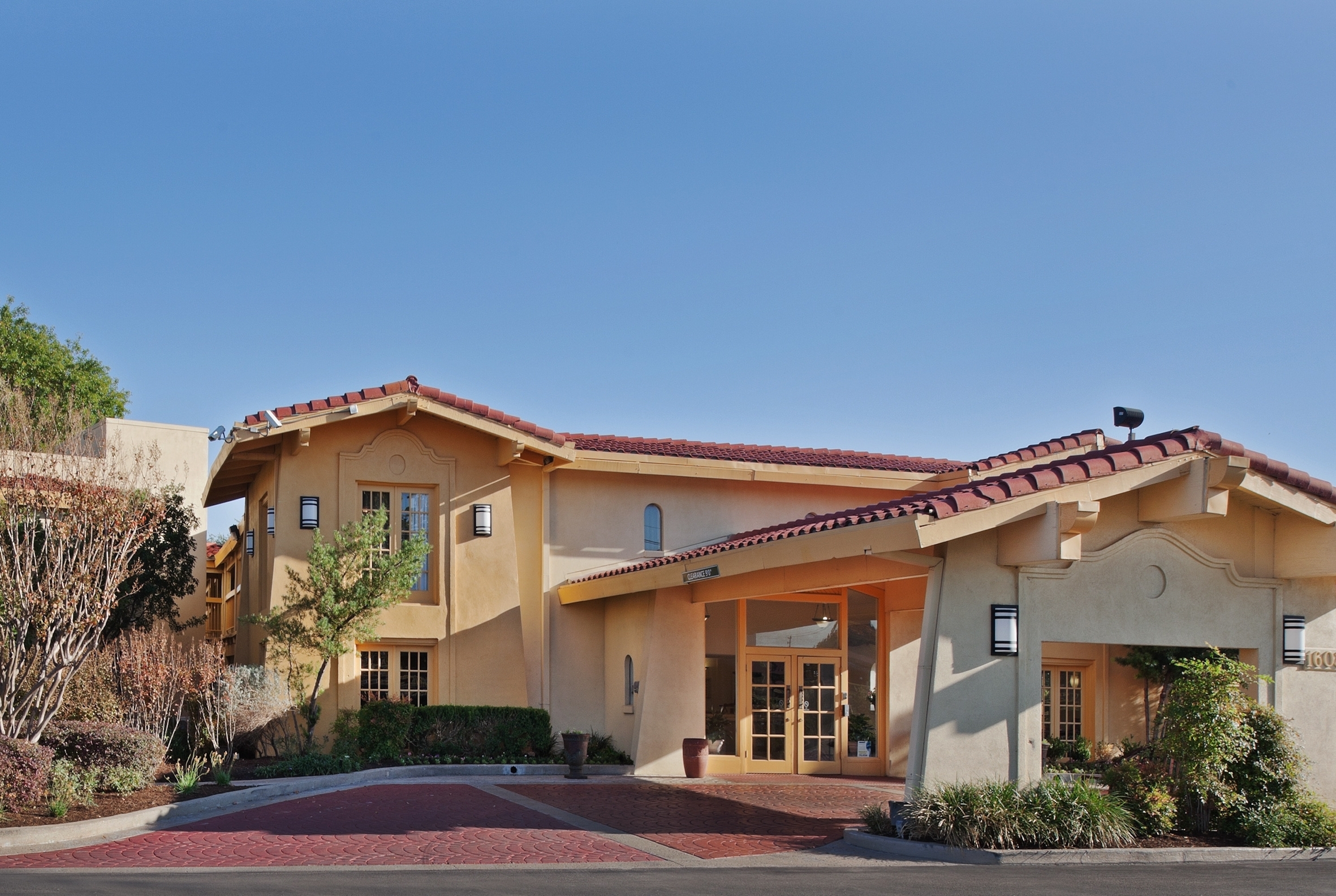 Exterior of La Quinta Inn by Wyndham Austin Oltorf hotel in Austin, Texas