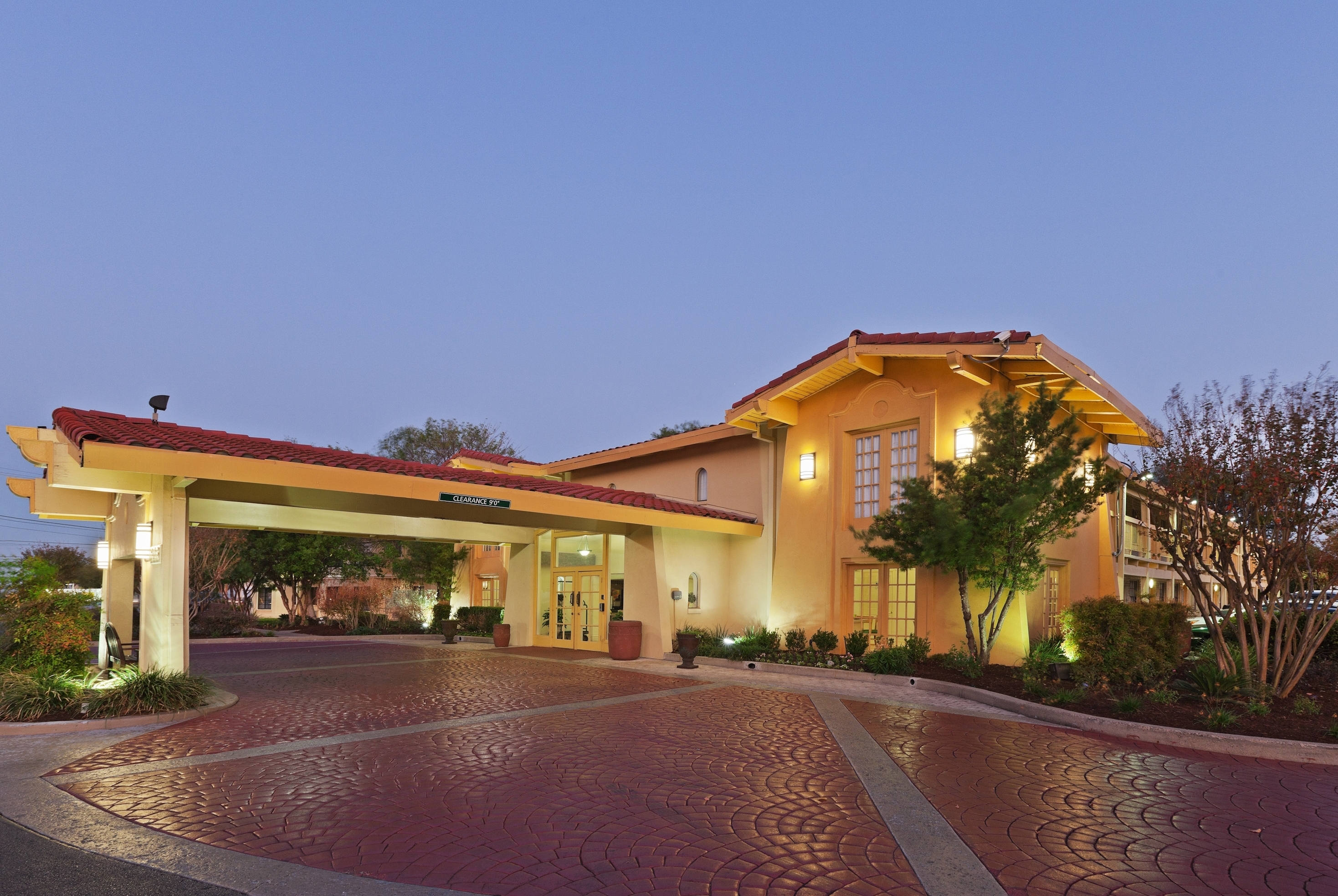 Exterior of La Quinta Inn by Wyndham Austin Oltorf hotel in Austin, Texas