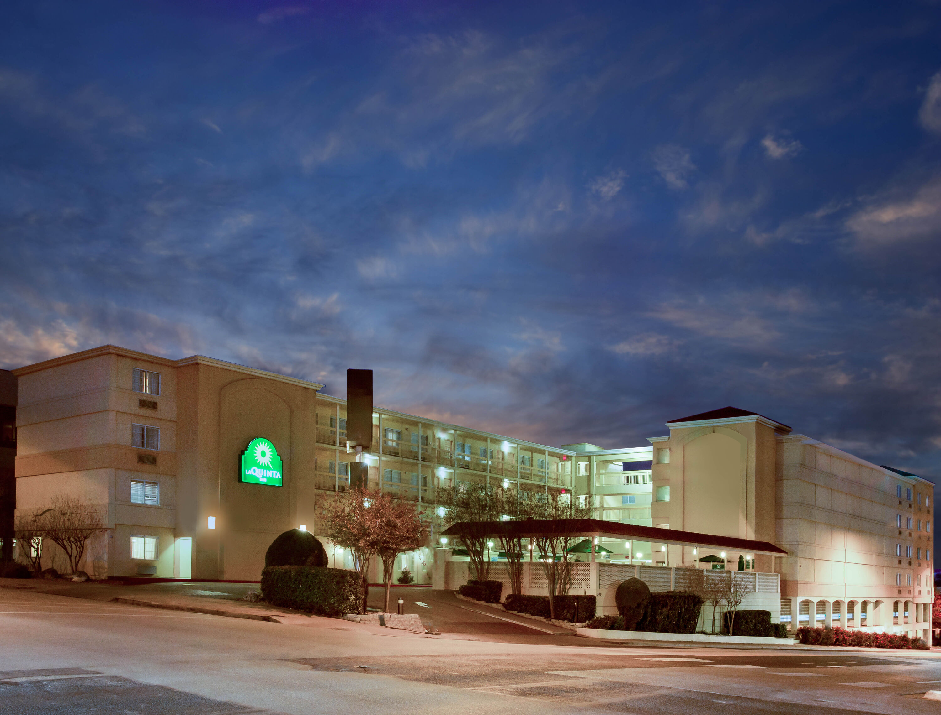 Exterior Dusk Image of La Quinta Inn by Wyndham Austin Capitol / Downtown hotel in Austin, Texas