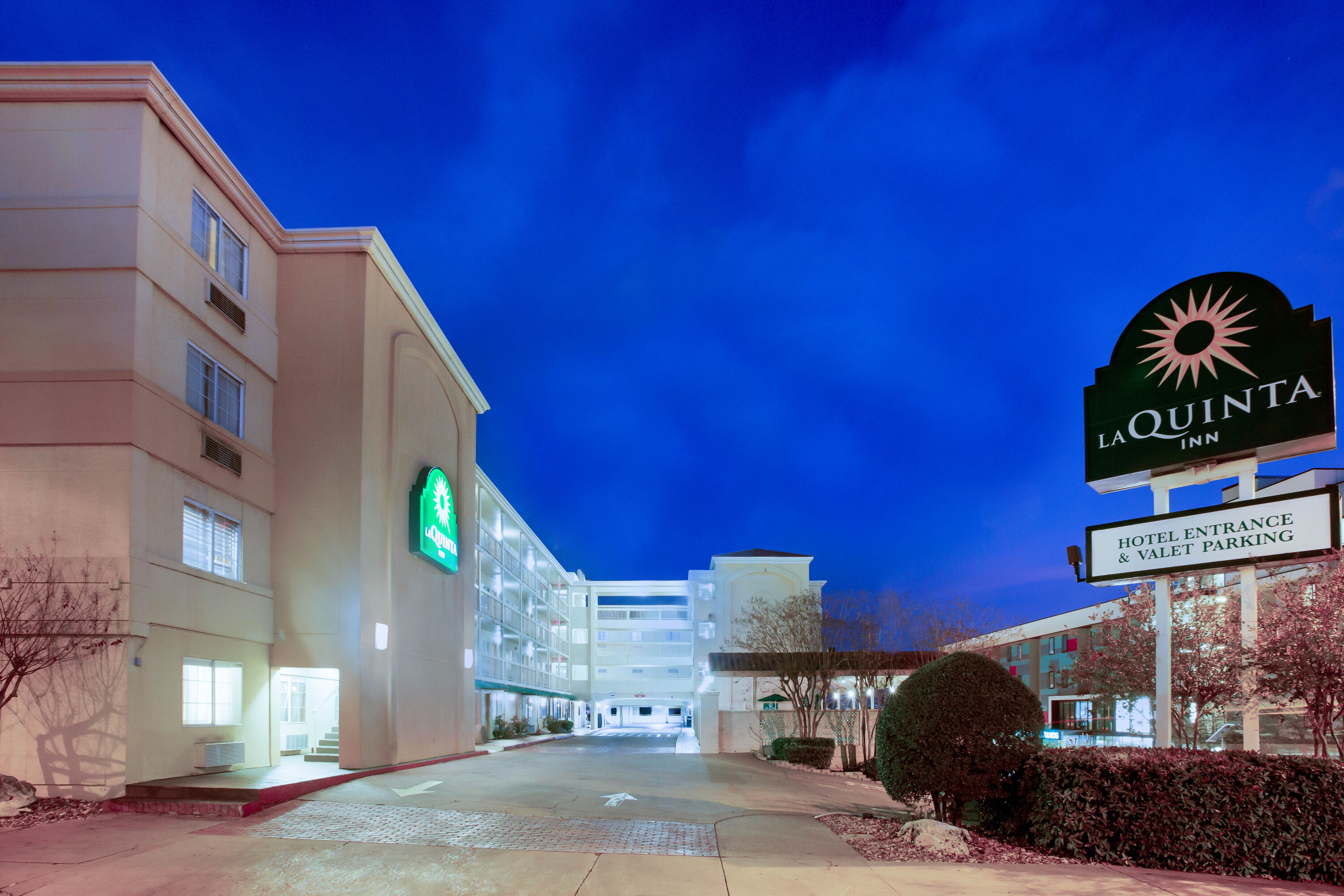 Exterior Dusk Image of La Quinta Inn by Wyndham Austin Capitol / Downtown hotel in Austin, Texas