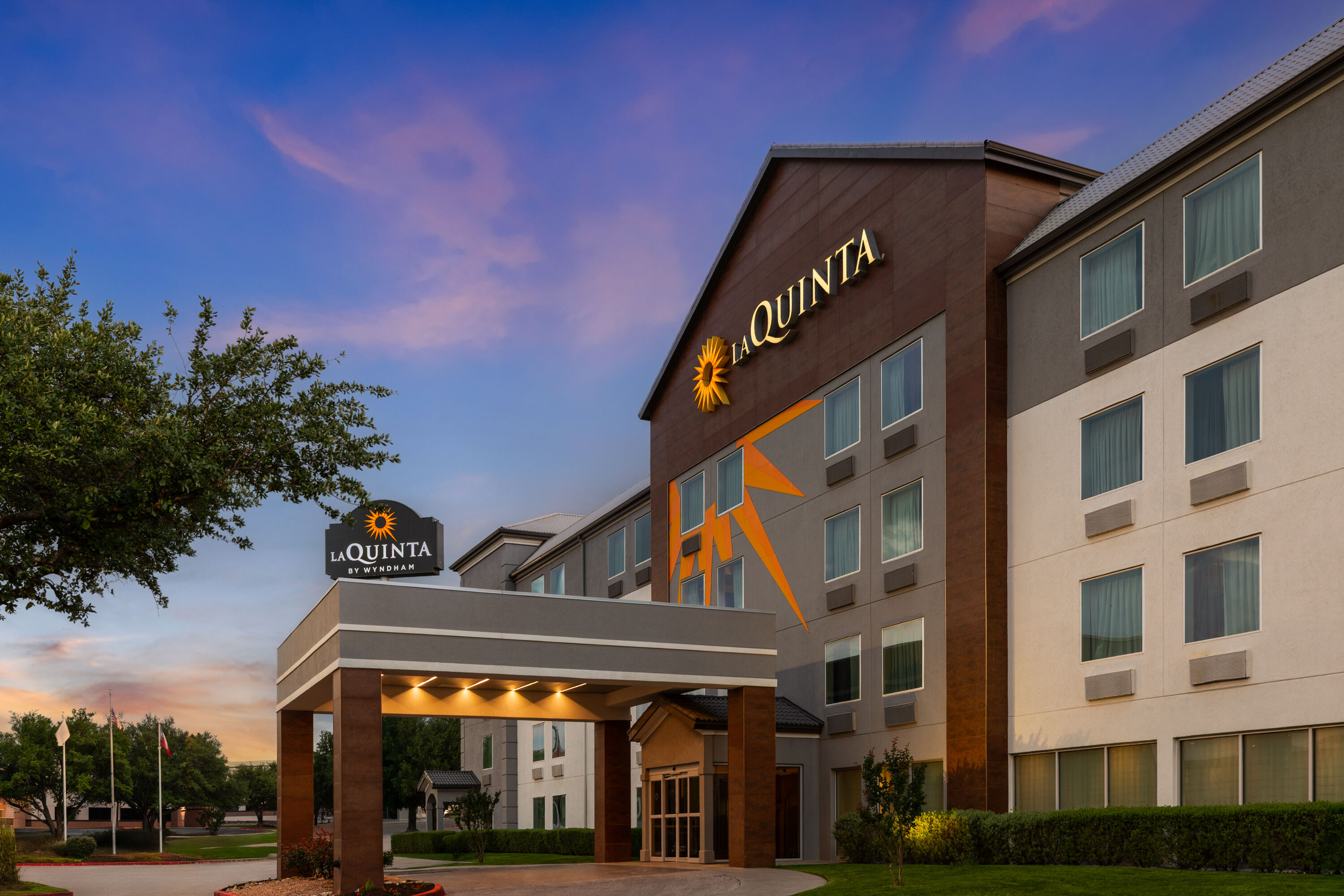 Exterior Dusk Image of La Quinta Inn & Suites by Wyndham Austin Round Rock hotel in Austin, Texas