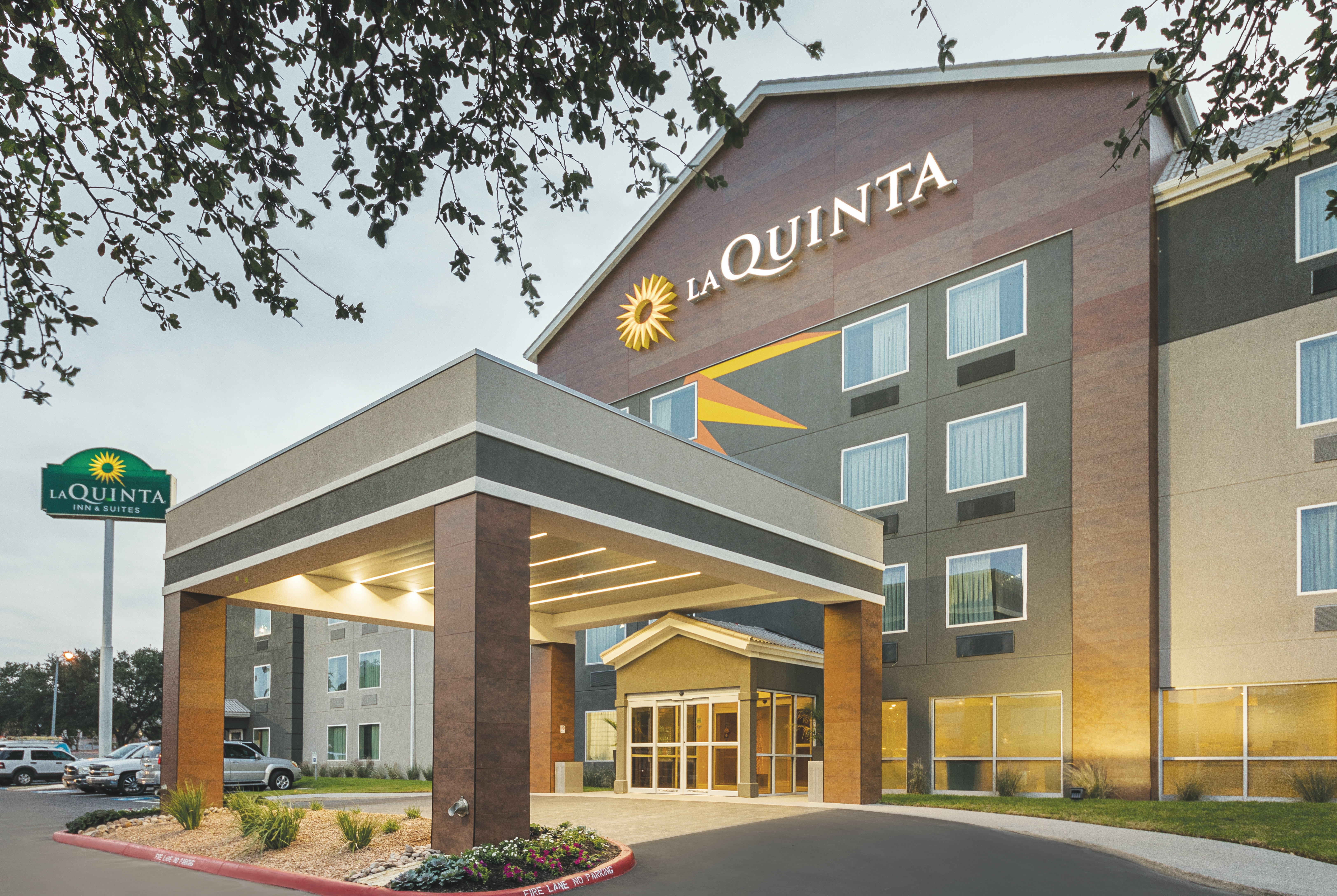 Exterior of La Quinta Inn & Suites by Wyndham Austin Round Rock hotel in Austin, Texas