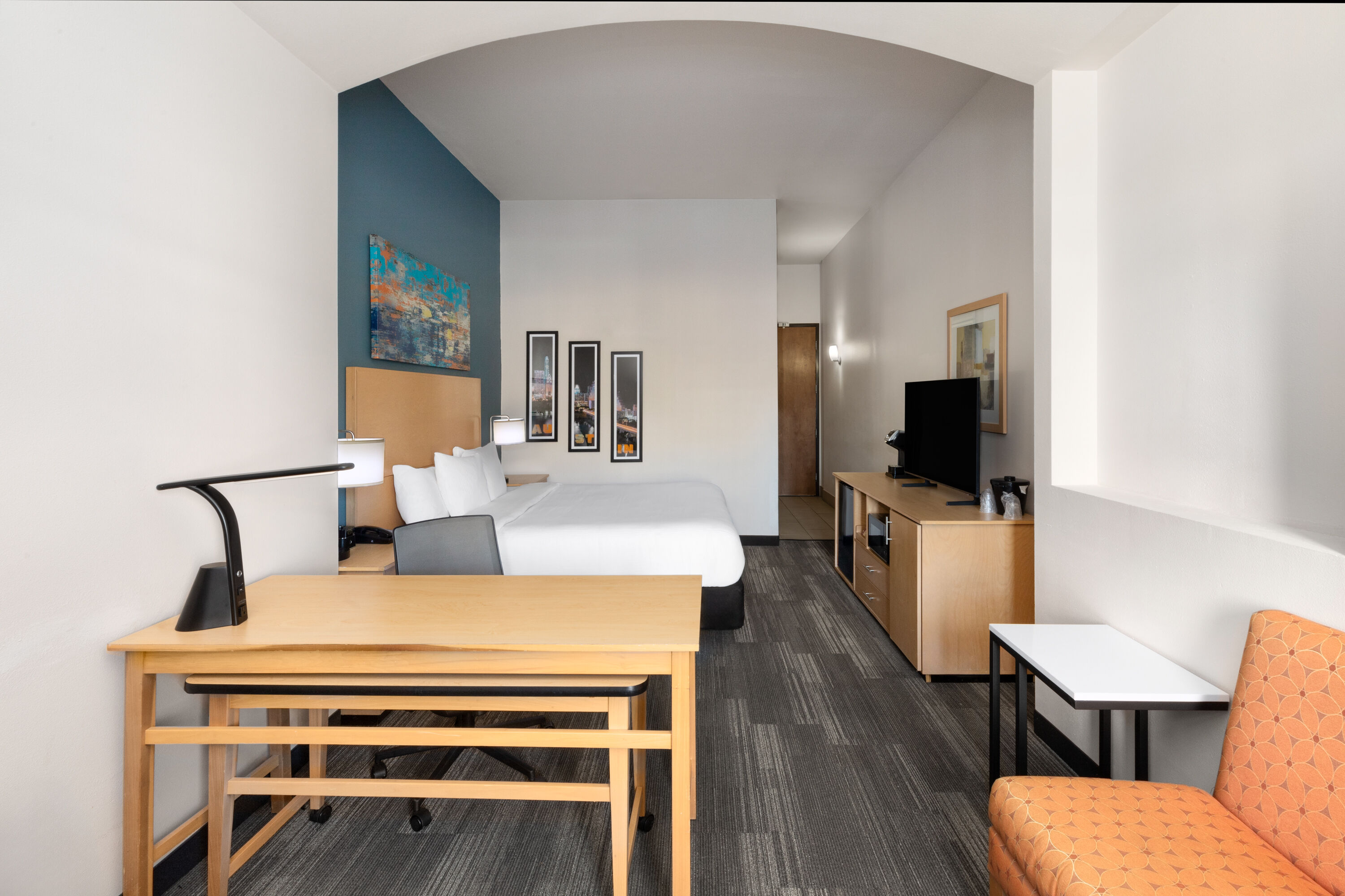 Guest room at the La Quinta Inn & Suites by Wyndham Austin NW/Lakeline Mall in Austin, Texas