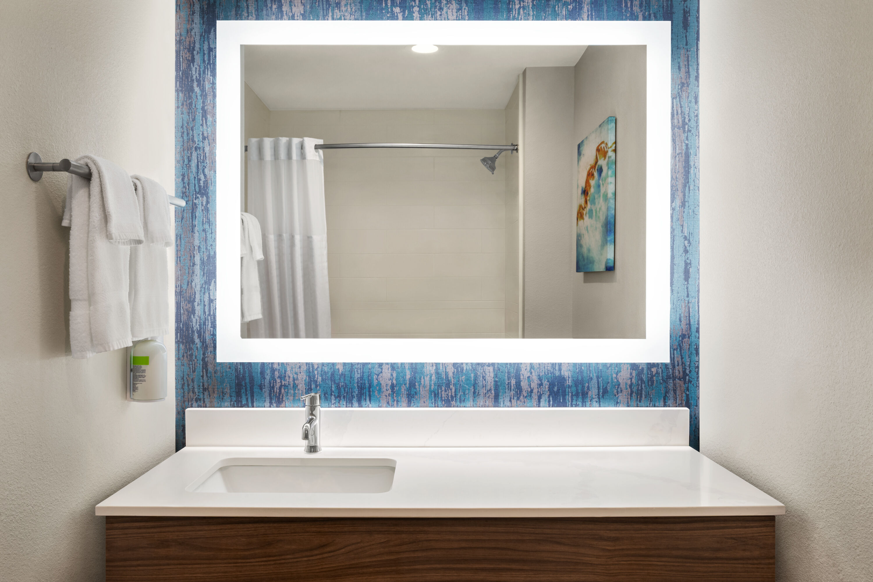 Guest room bath at the La Quinta Inn & Suites by Wyndham Austin South in Austin, Texas