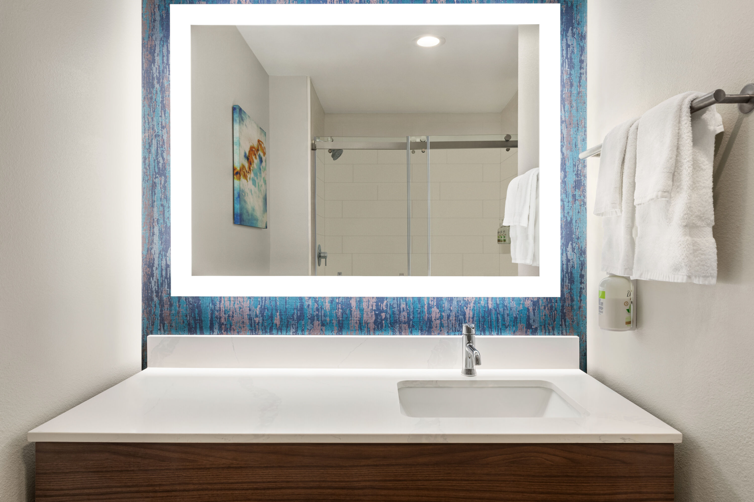 Guest room bath at the La Quinta Inn & Suites by Wyndham Austin South in Austin, Texas