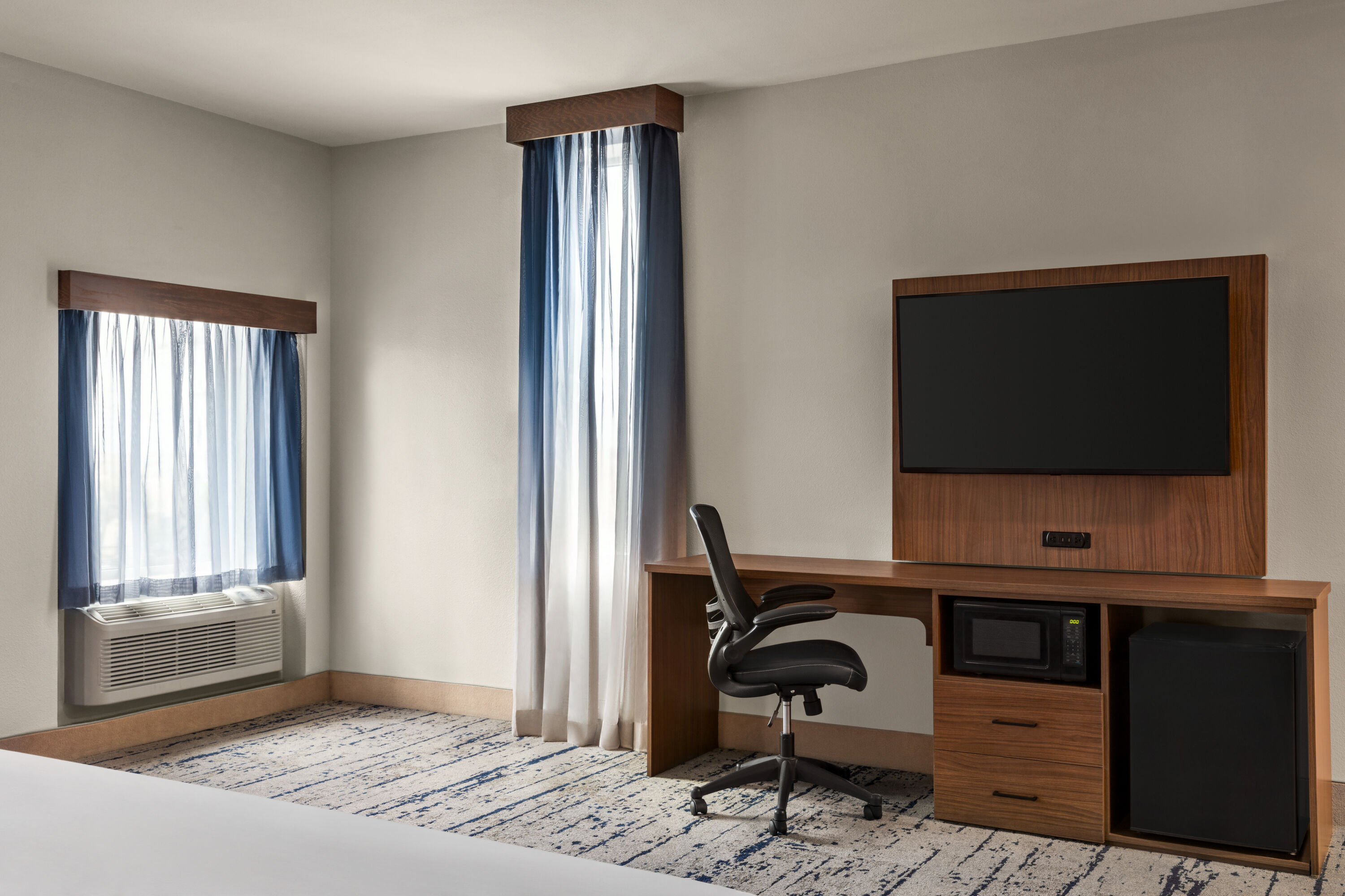 Guest room at the La Quinta Inn & Suites by Wyndham Austin South in Austin, Texas