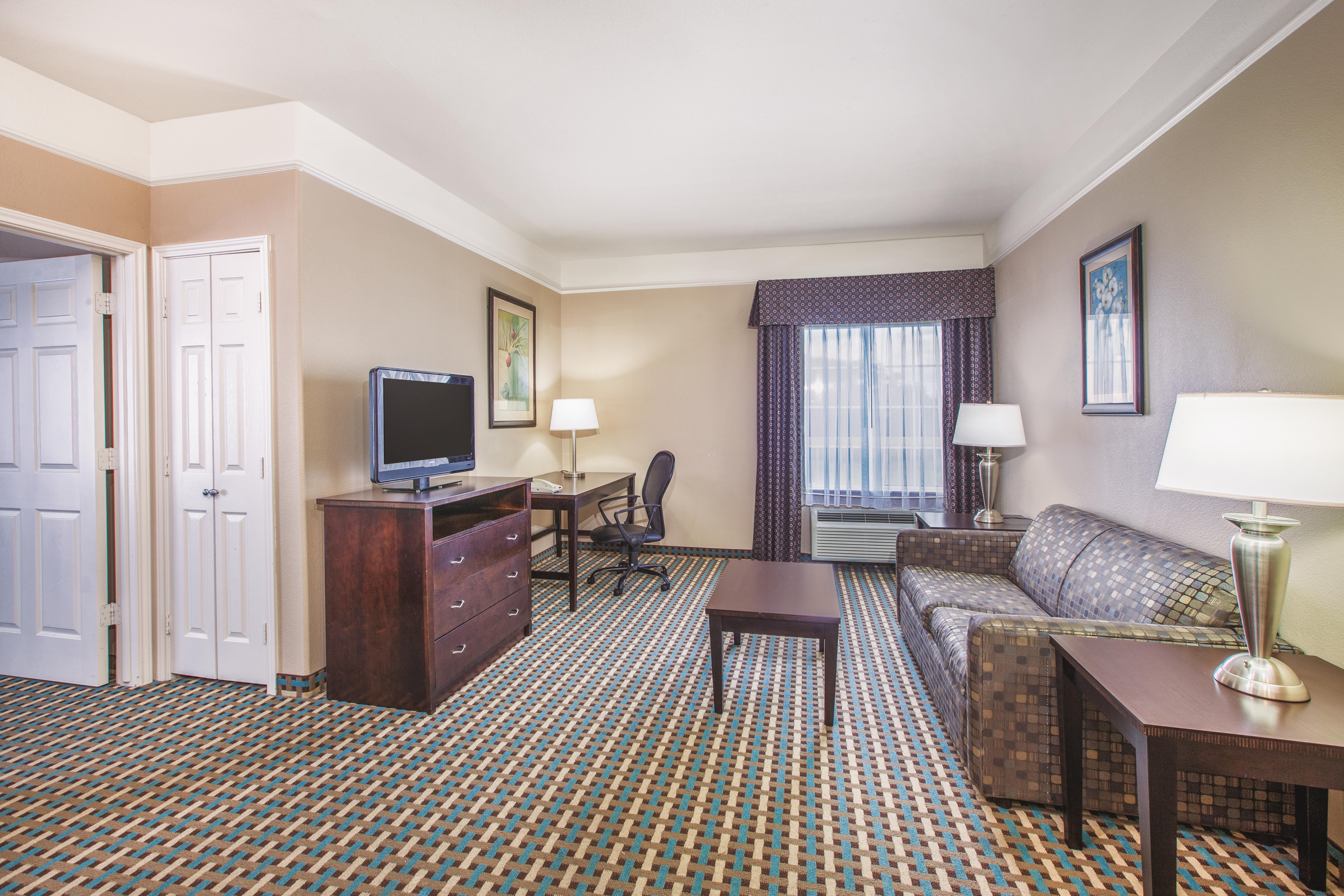 La Quinta Inn & Suites by Wyndham Bay City suite in Bay City, Texas