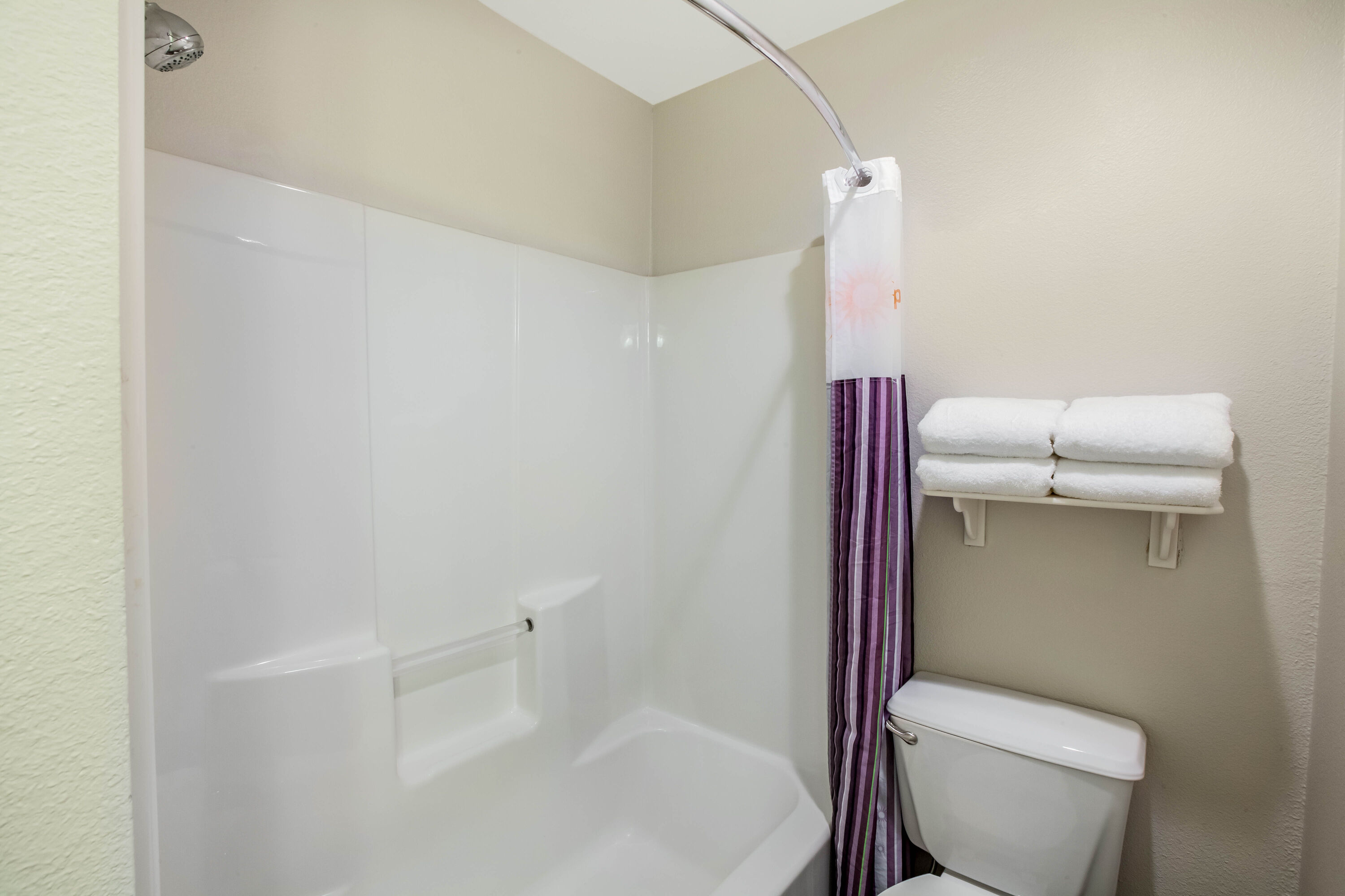 Guest room bath at the La Quinta Inn & Suites by Wyndham Houston Baytown East in Baytown, Texas