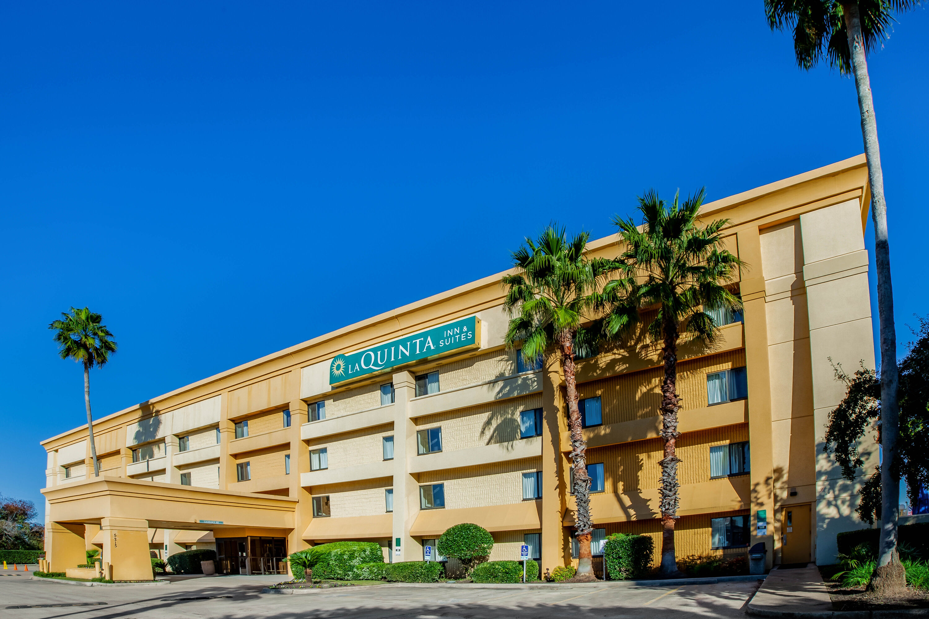 Exterior Day Image of La Quinta Inn & Suites by Wyndham Houston Baytown East hotel in Baytown, Texas