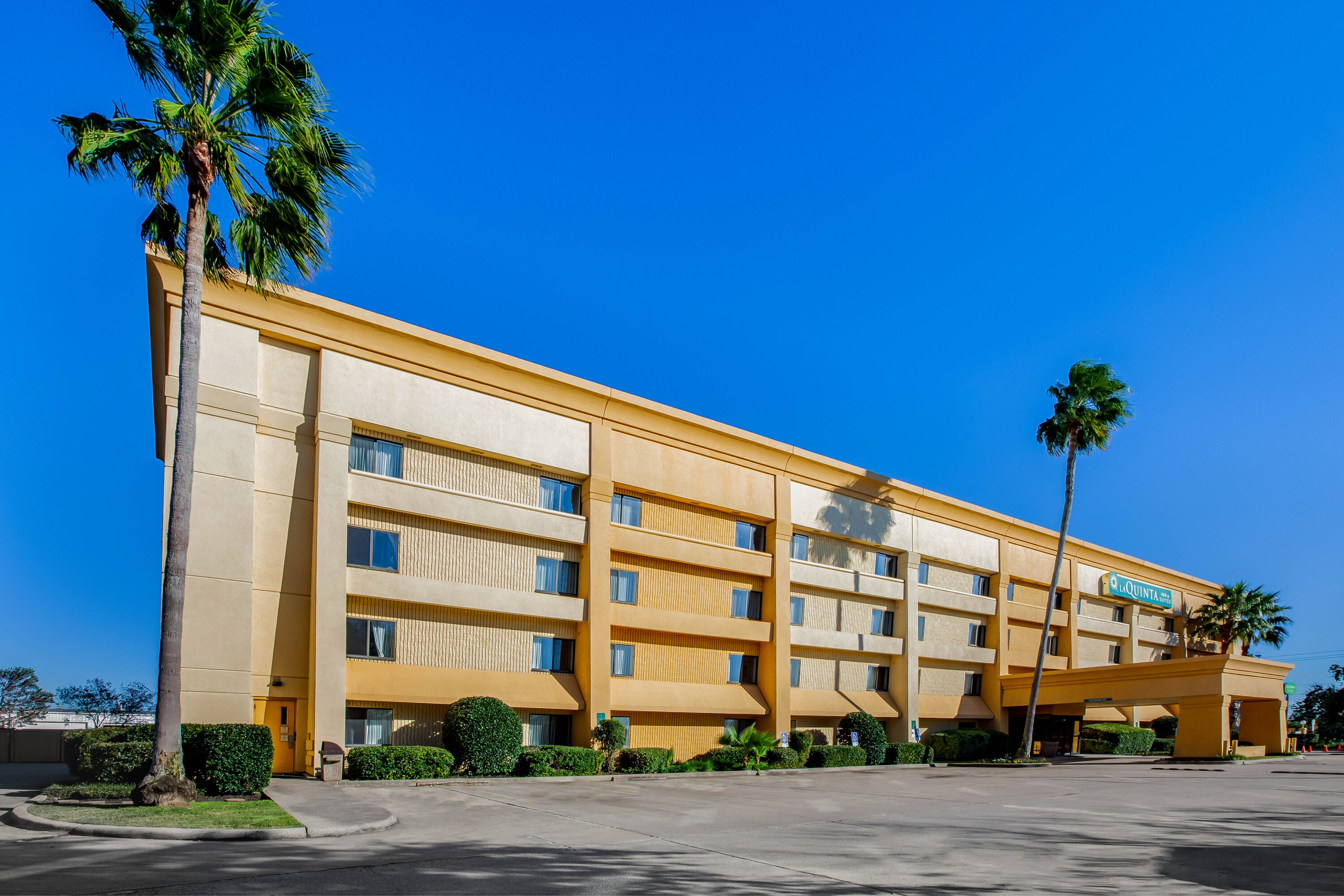 Exterior Day Image of La Quinta Inn & Suites by Wyndham Houston Baytown East hotel in Baytown, Texas