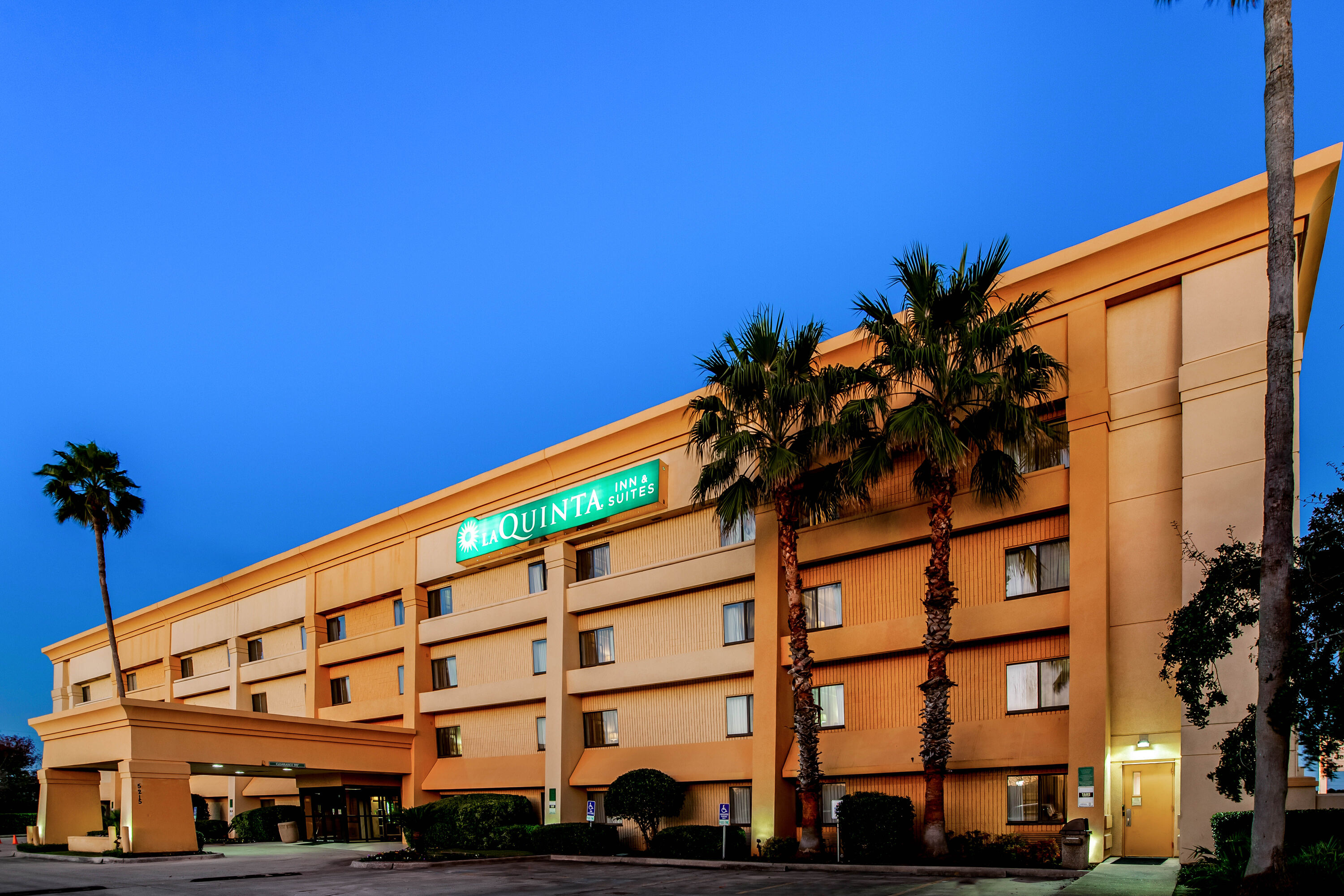 Exterior Dusk Image of La Quinta Inn & Suites by Wyndham Houston Baytown East hotel in Baytown, Texas