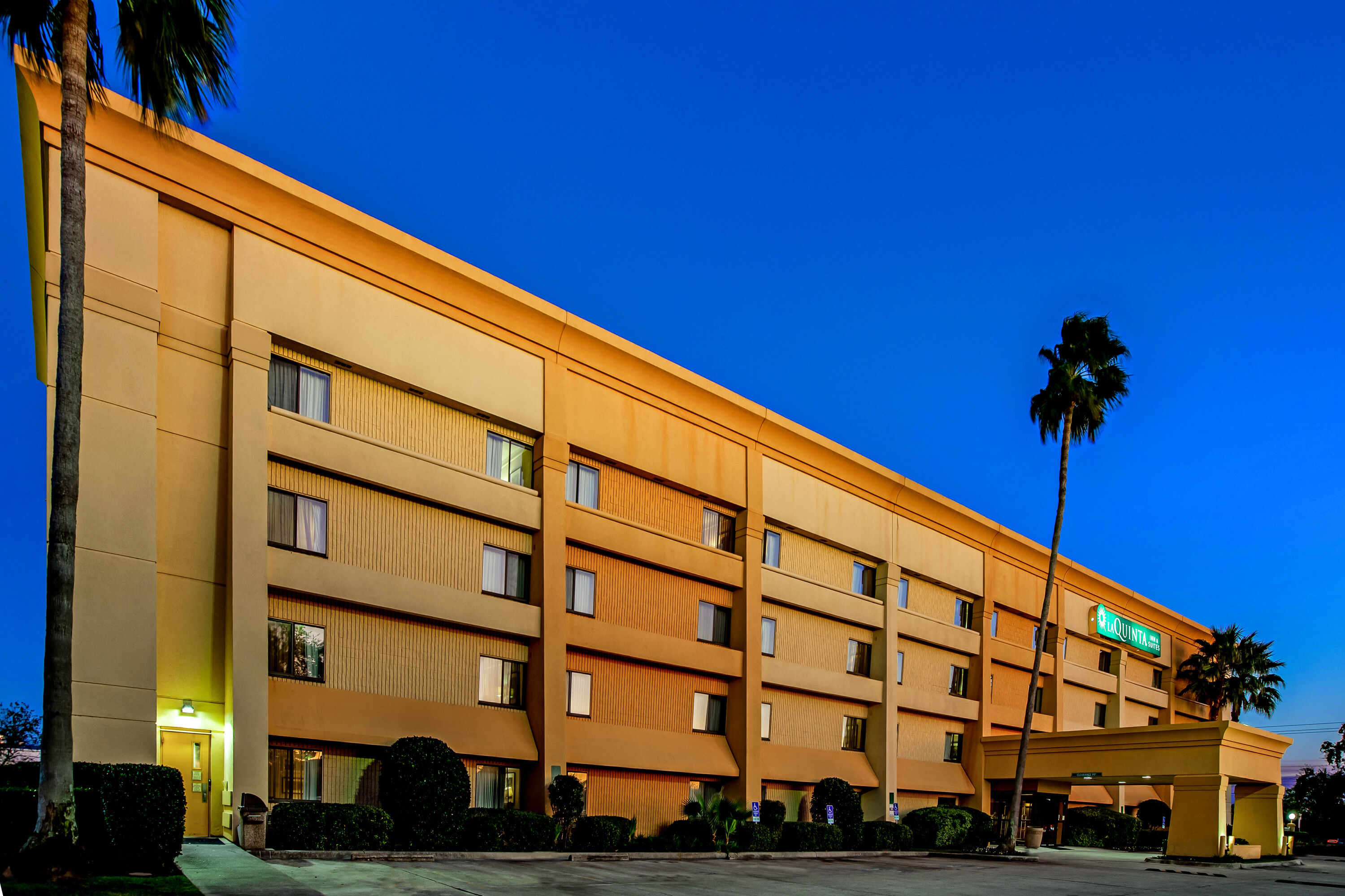 Exterior Dusk Image of La Quinta Inn & Suites by Wyndham Houston Baytown East hotel in Baytown, Texas