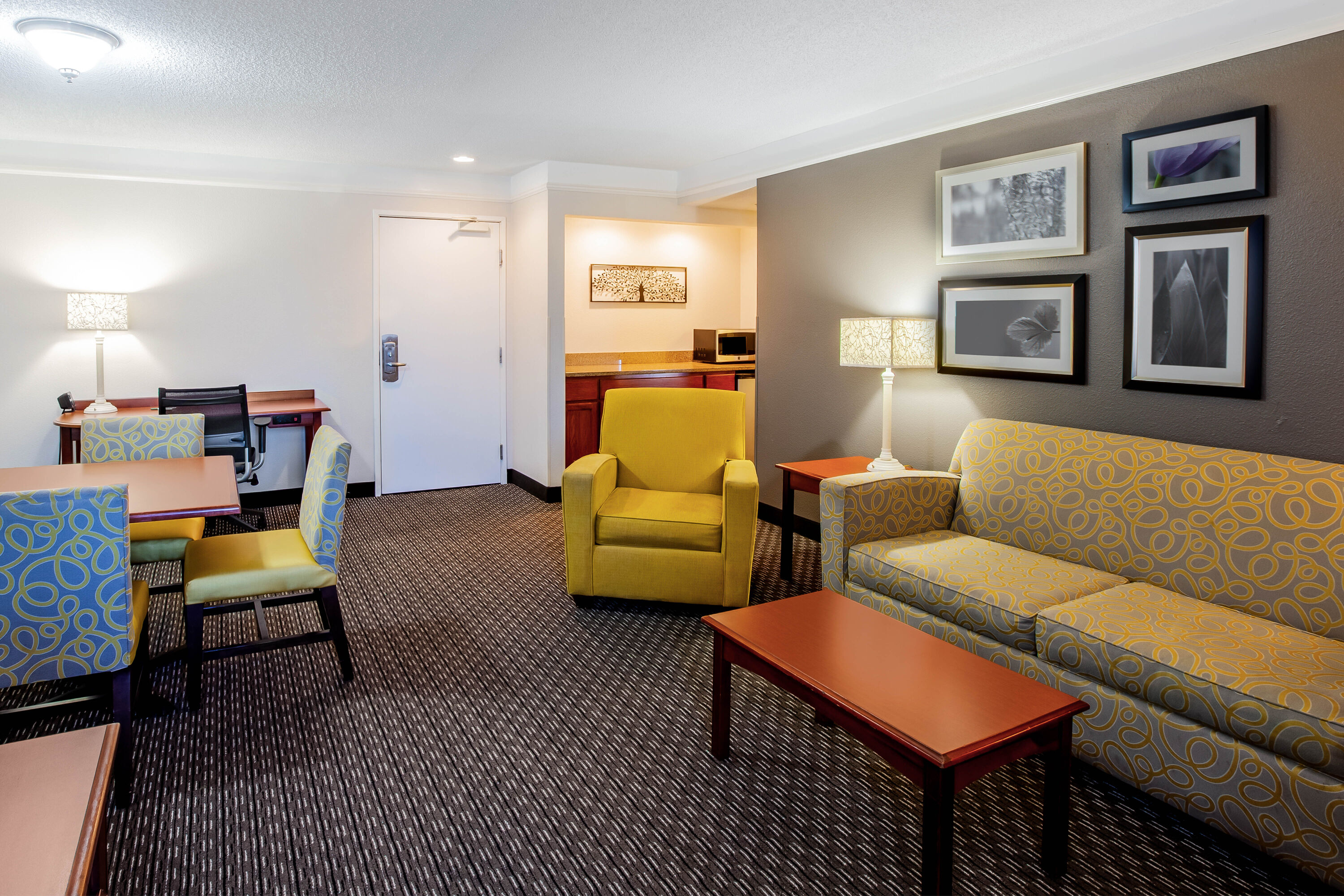 La Quinta Inn & Suites by Wyndham Houston Baytown East suite in Baytown, Texas