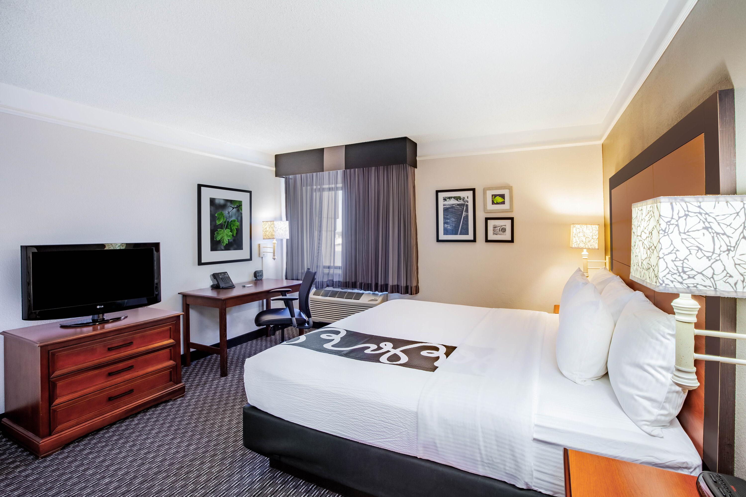 La Quinta Inn & Suites by Wyndham Houston Baytown East suite in Baytown, Texas