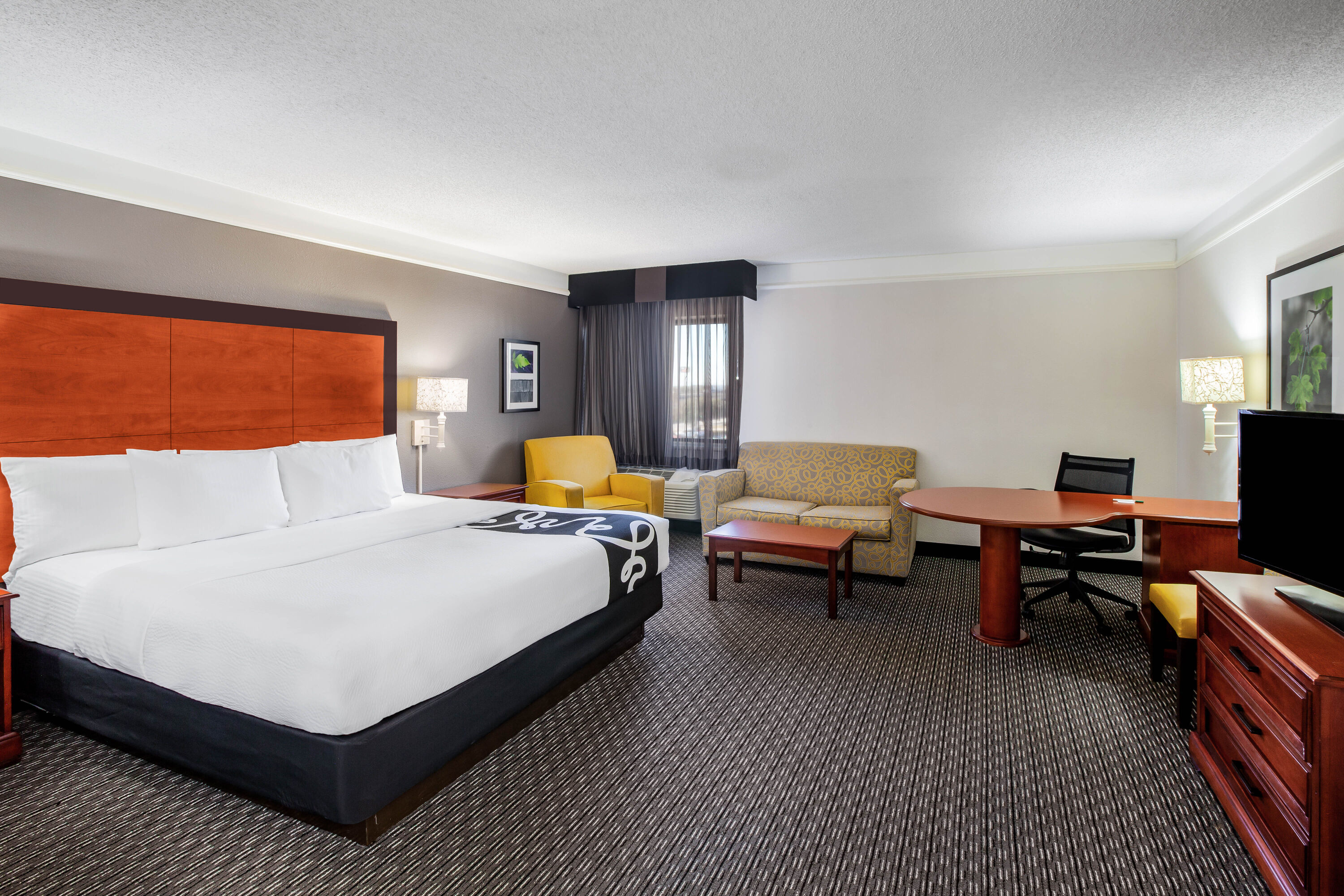La Quinta Inn & Suites by Wyndham Houston Baytown East suite in Baytown, Texas