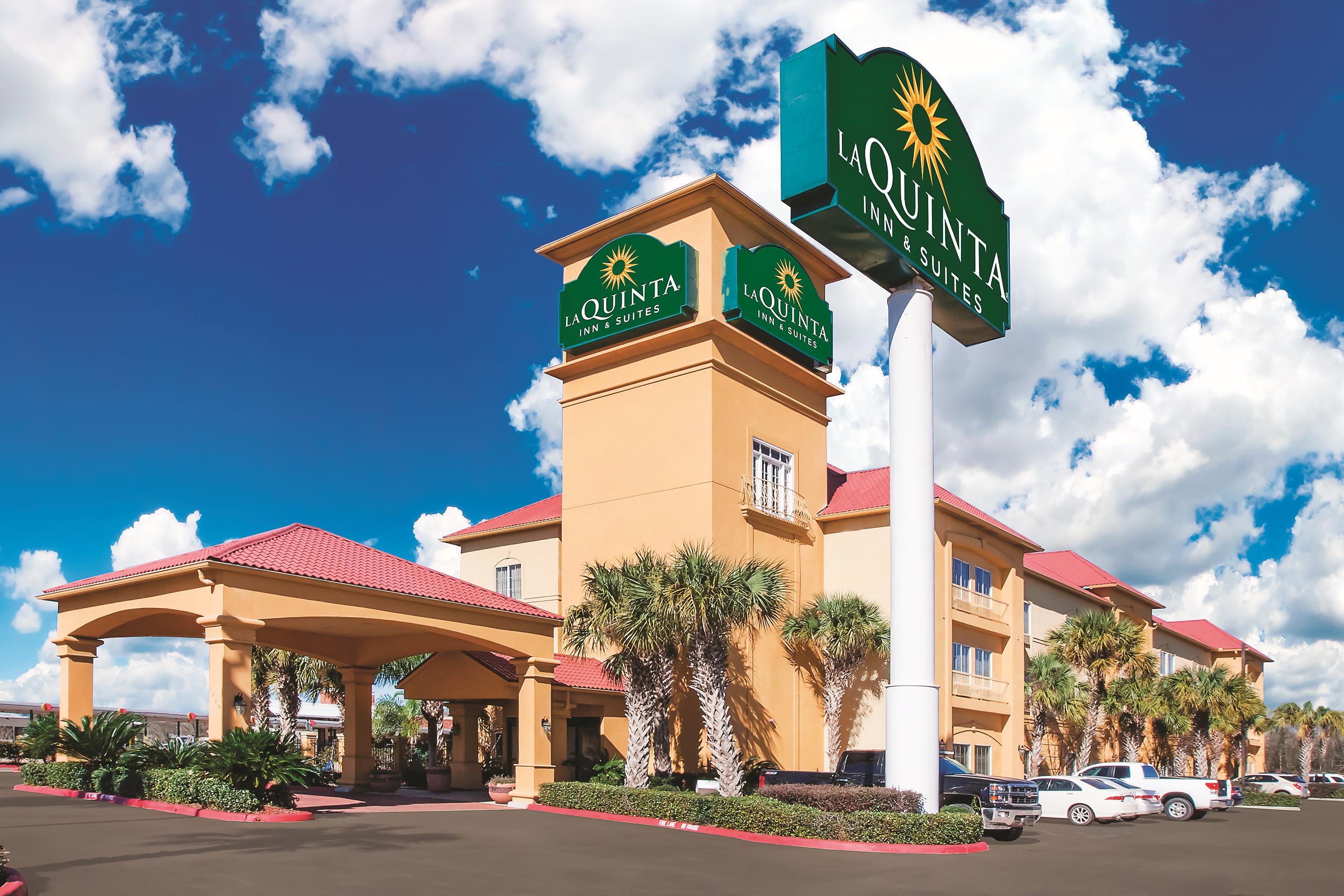 Exterior of La Quinta Inn & Suites by Wyndham Beaumont West hotel in Beaumont, Texas