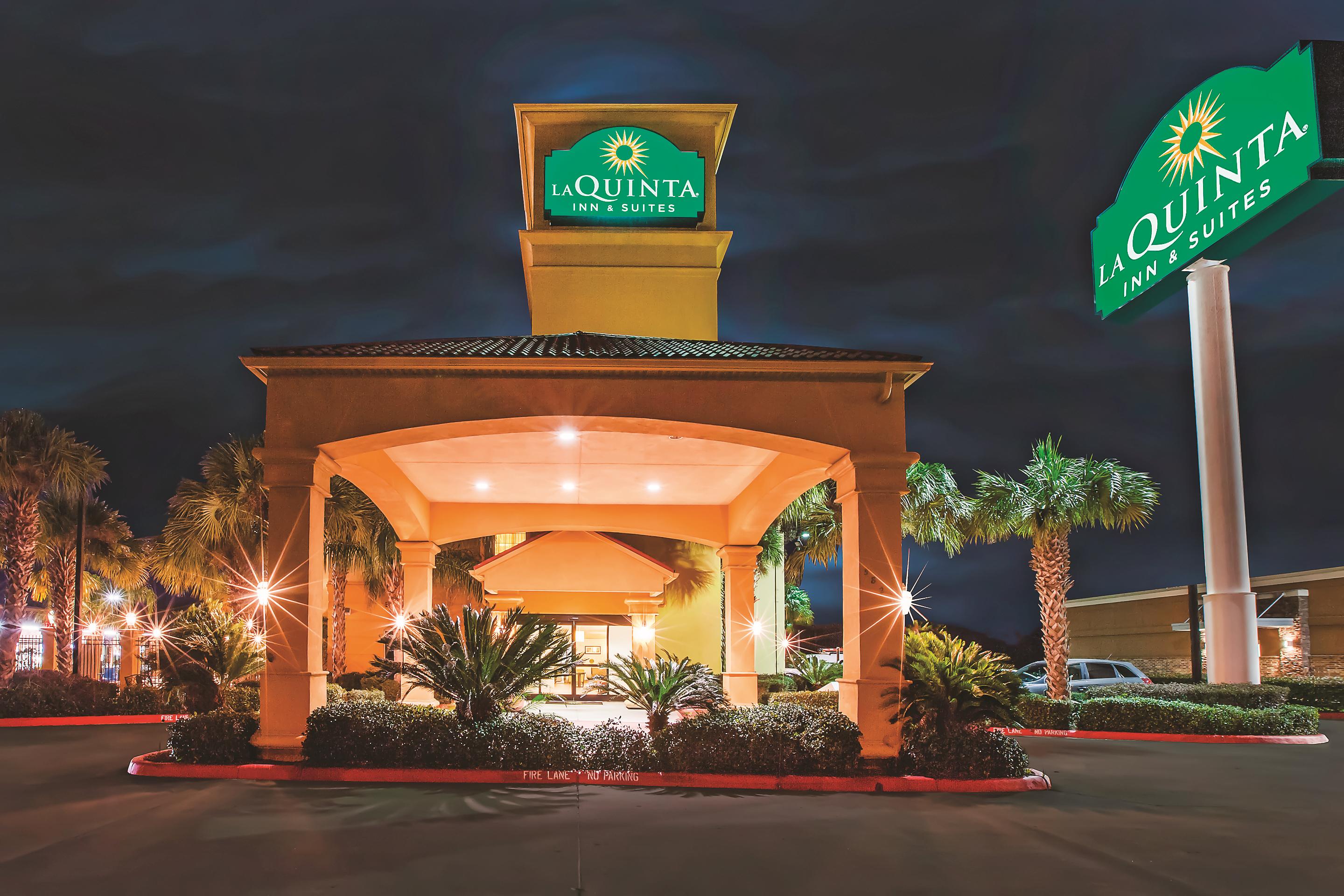 Exterior of La Quinta Inn & Suites by Wyndham Beaumont West hotel in Beaumont, Texas