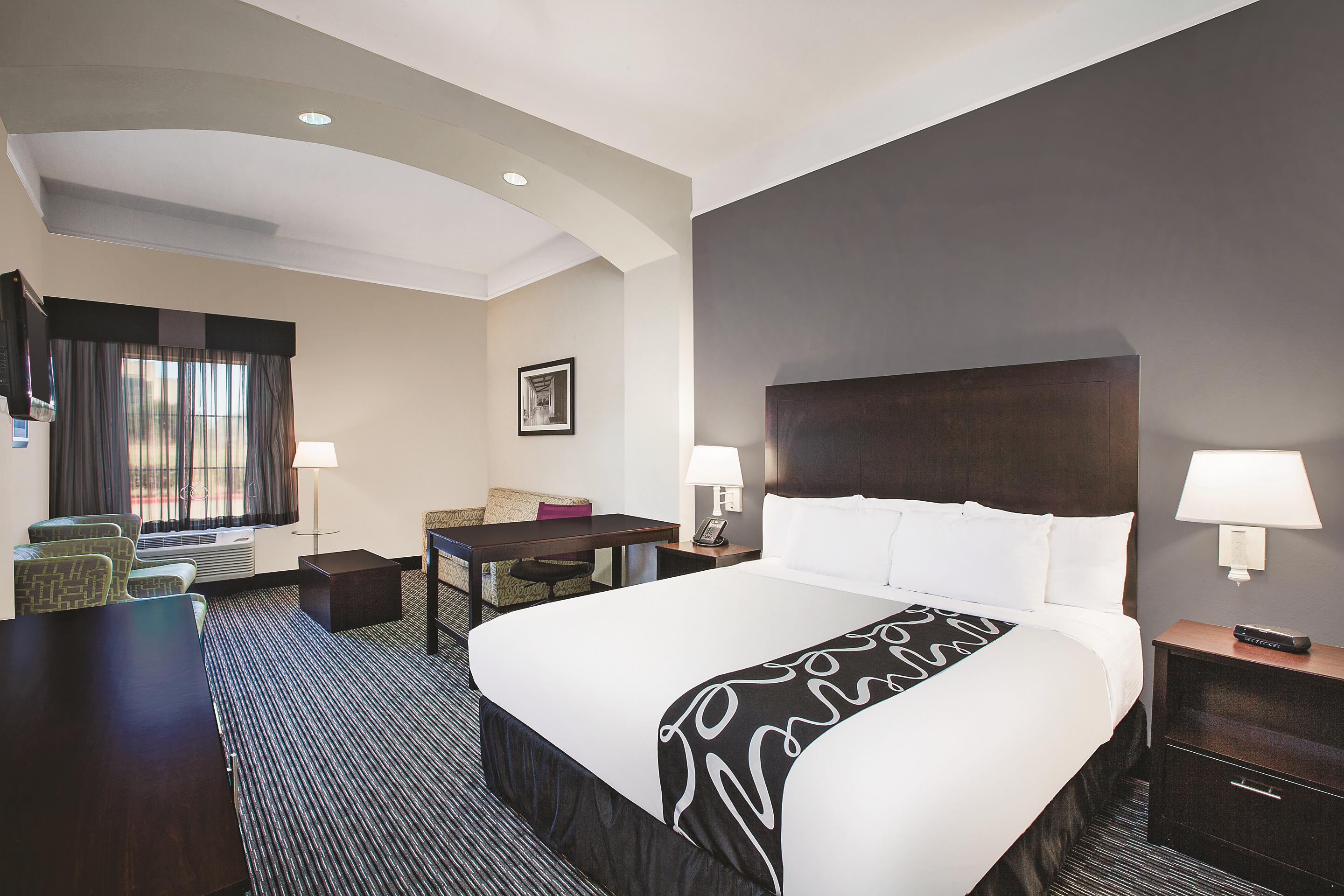 Guest room at the La Quinta Inn & Suites by Wyndham Beaumont West in Beaumont, Texas