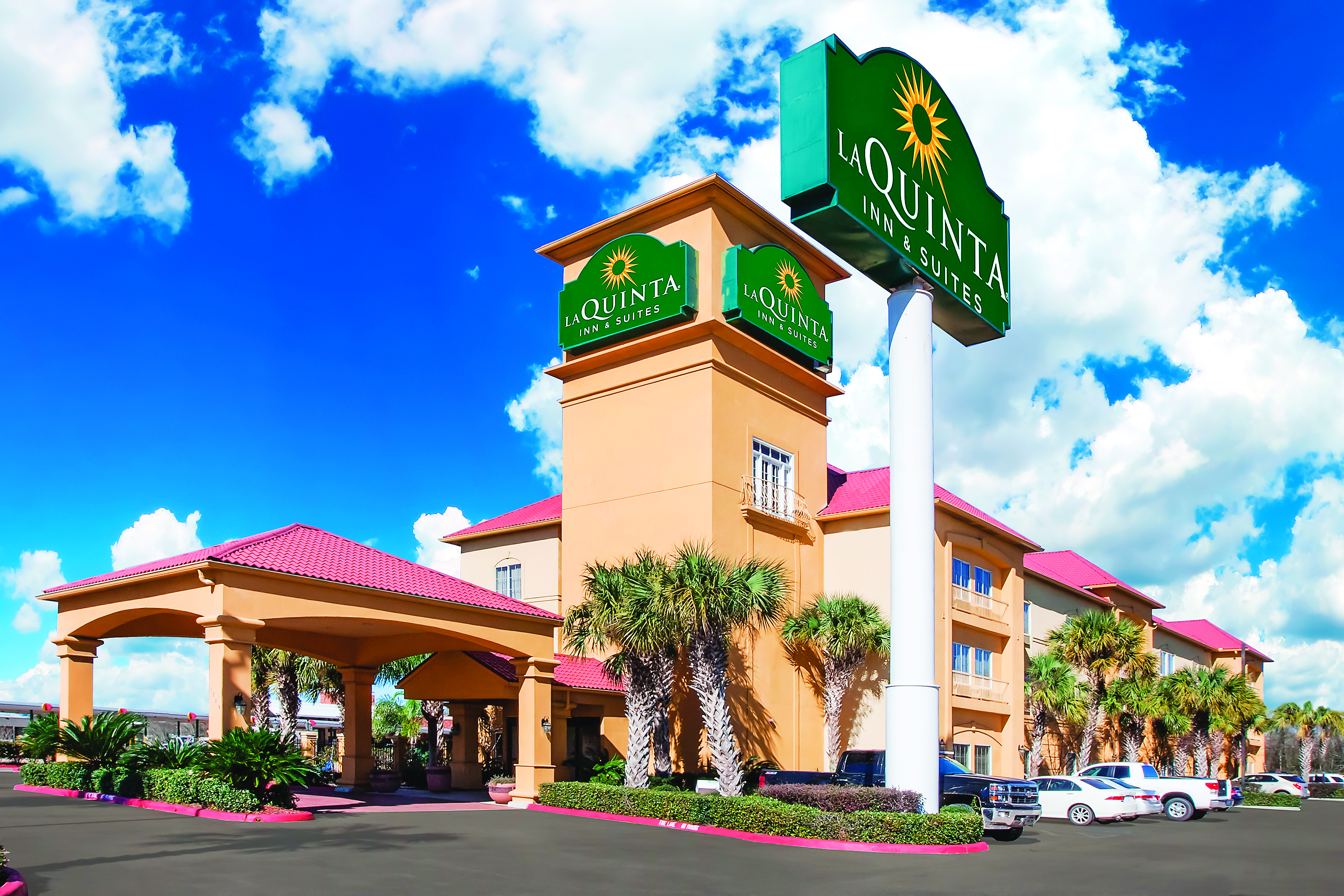Exterior of La Quinta Inn & Suites by Wyndham Beaumont West hotel in Beaumont, Texas