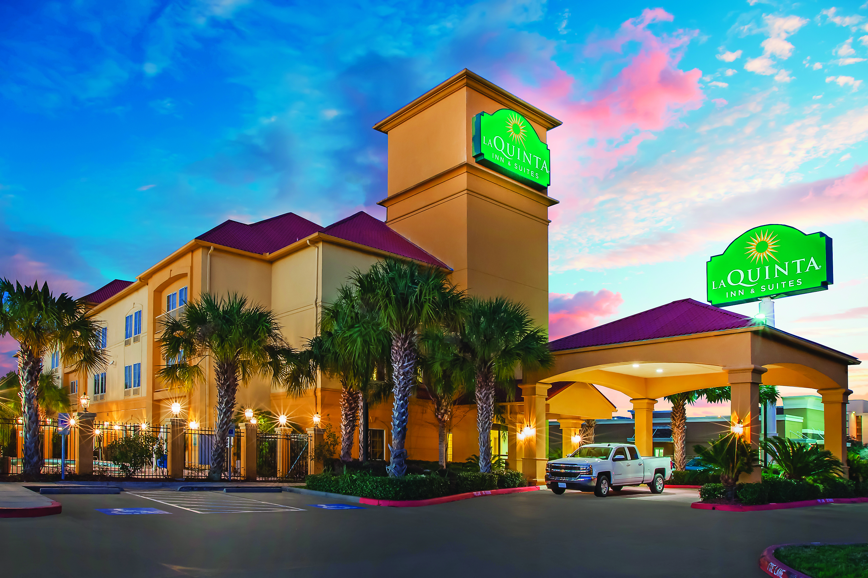Exterior of La Quinta Inn & Suites by Wyndham Beaumont West hotel in Beaumont, Texas
