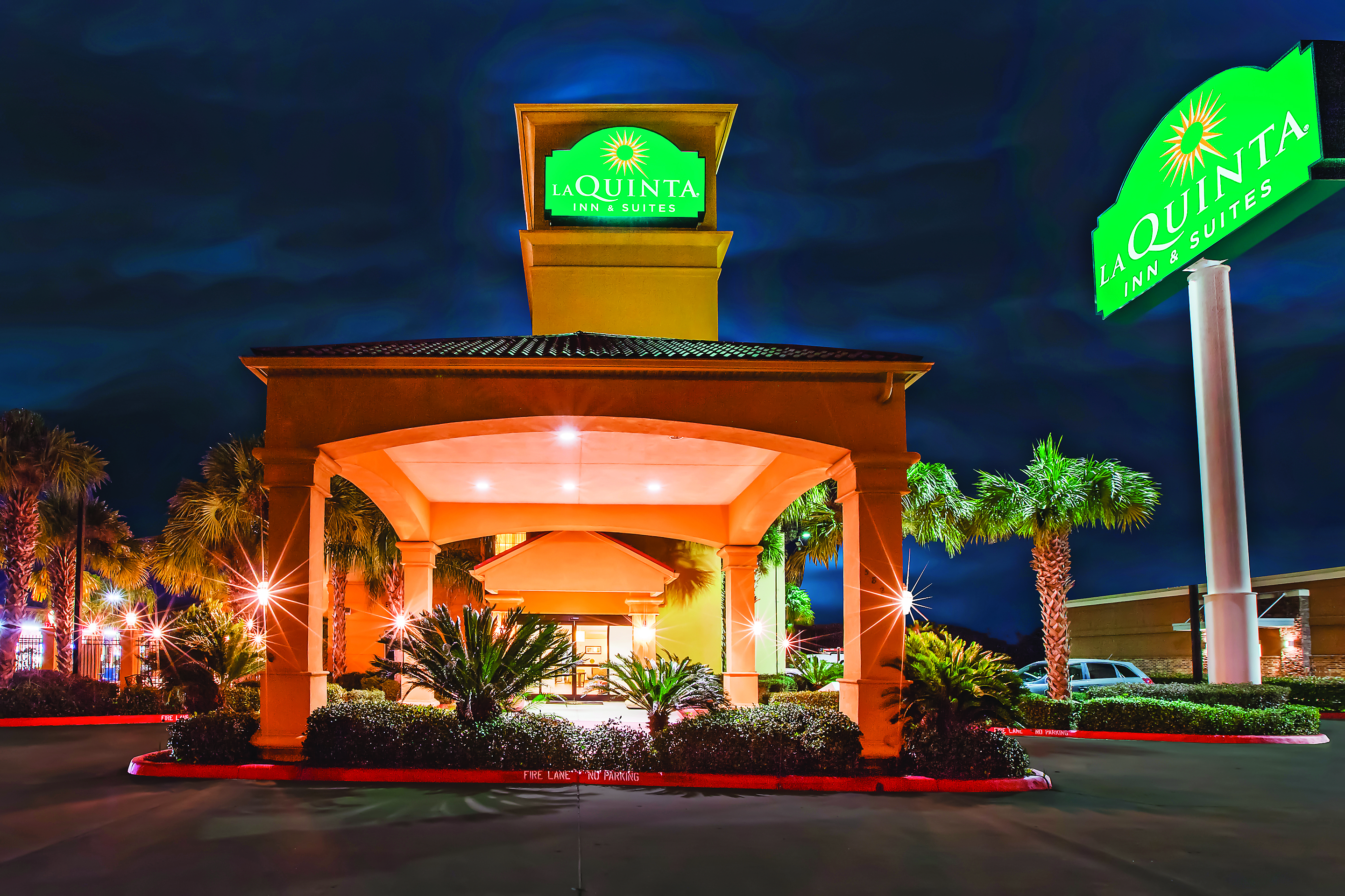 Exterior of La Quinta Inn & Suites by Wyndham Beaumont West hotel in Beaumont, Texas