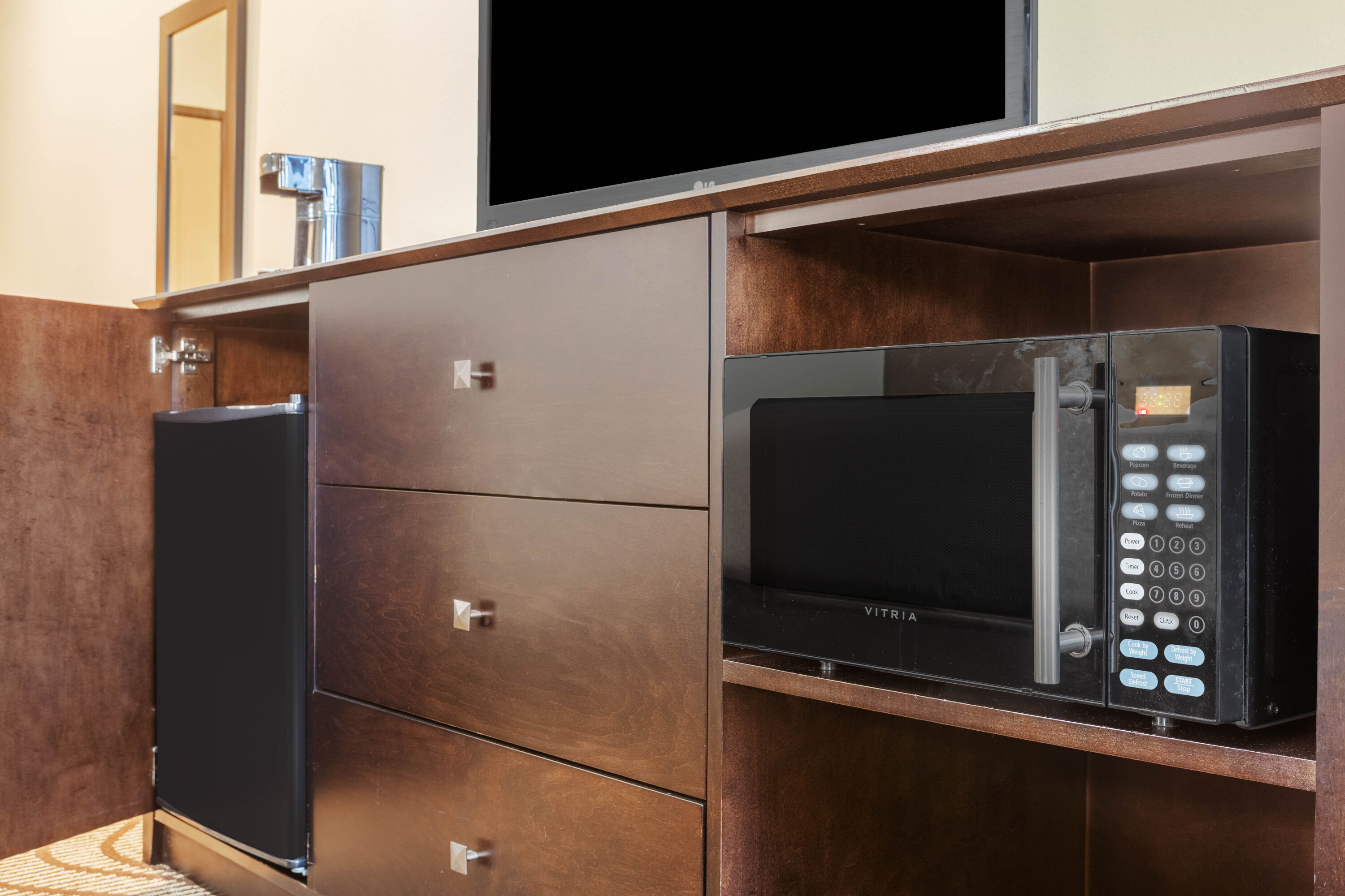 Guest room feature at the La Quinta Inn & Suites by Wyndham Beeville in Beeville, Texas