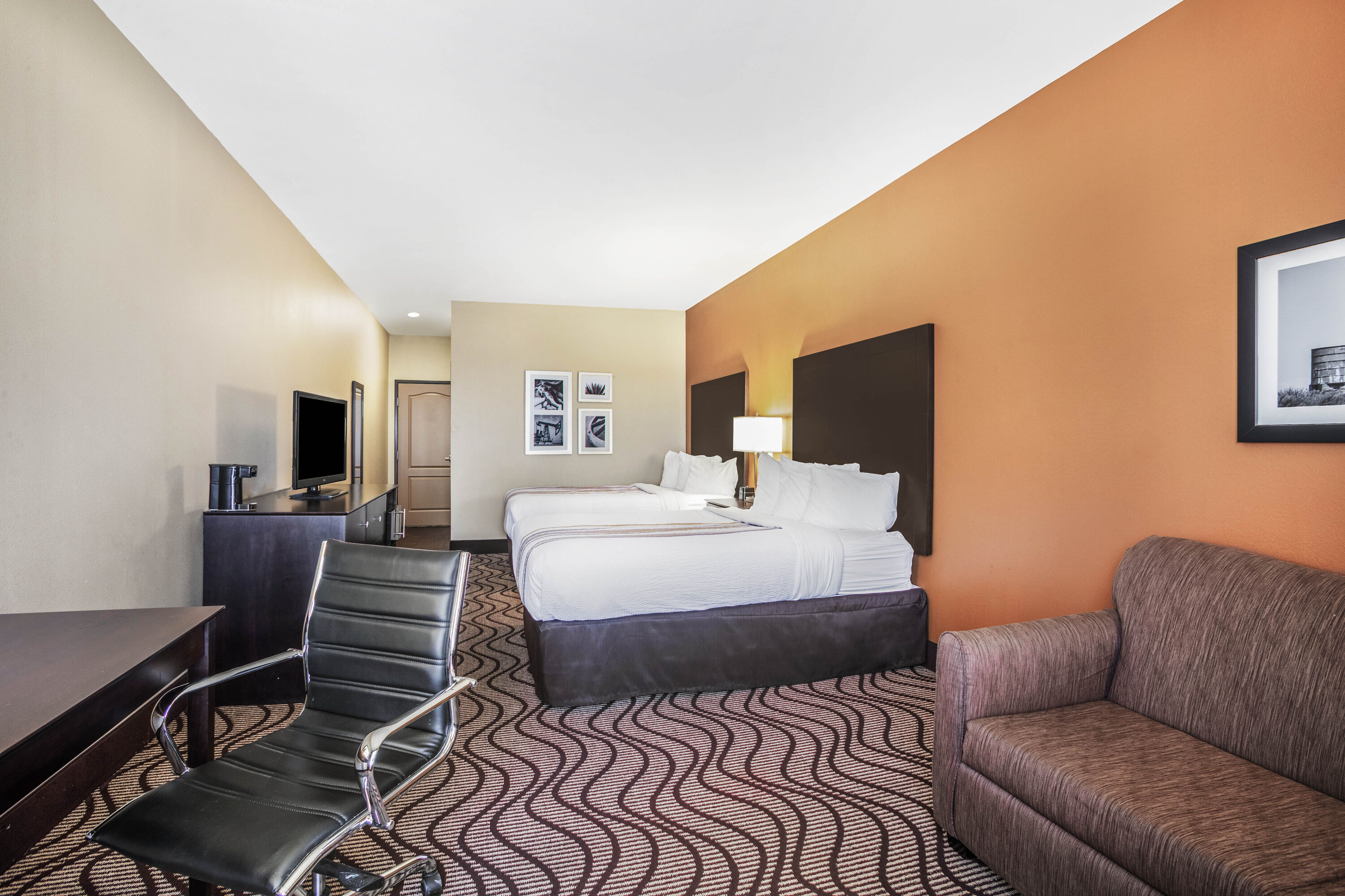 La Quinta Inn & Suites by Wyndham Beeville suite in Beeville, Texas