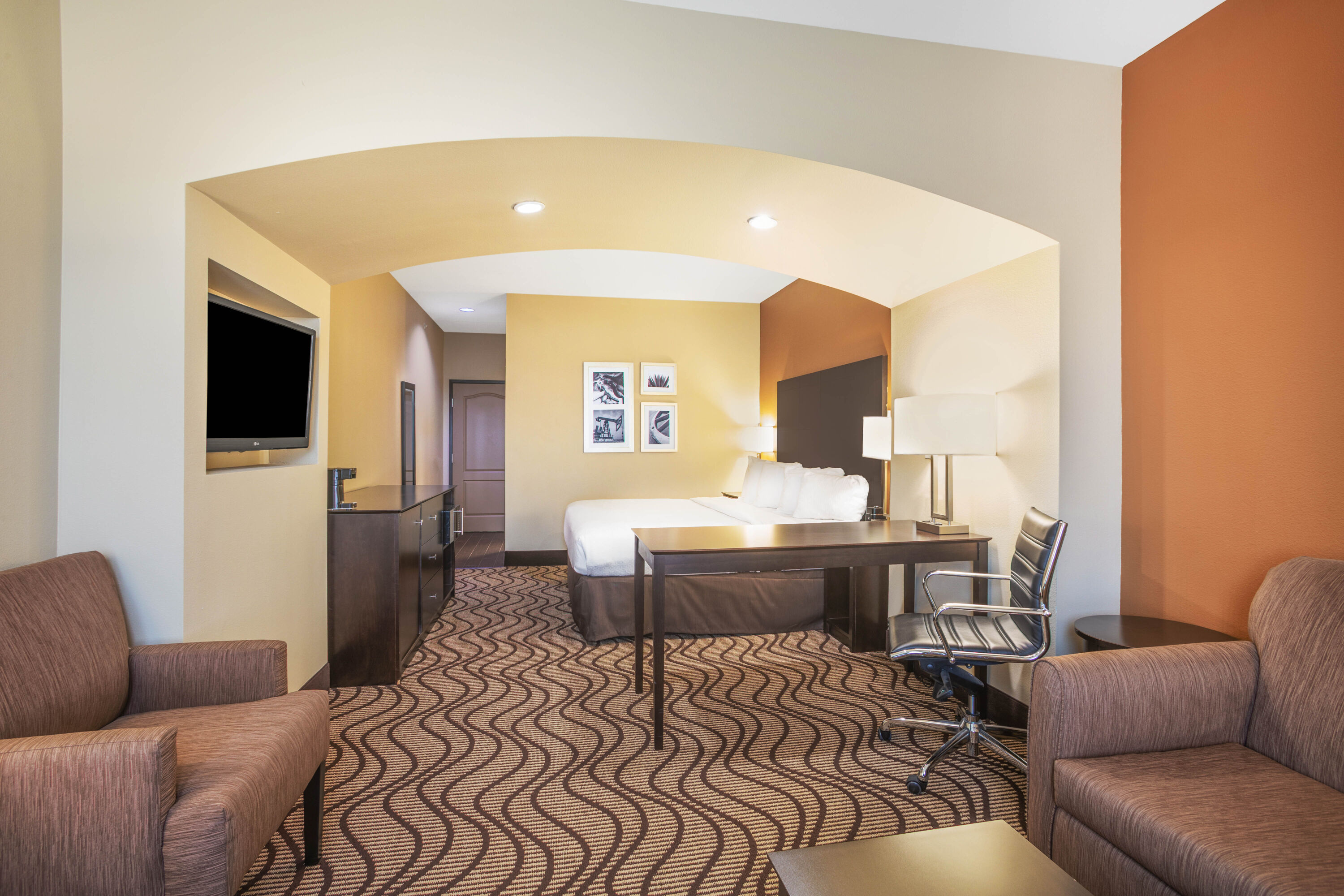 La Quinta Inn & Suites by Wyndham Beeville suite in Beeville, Texas