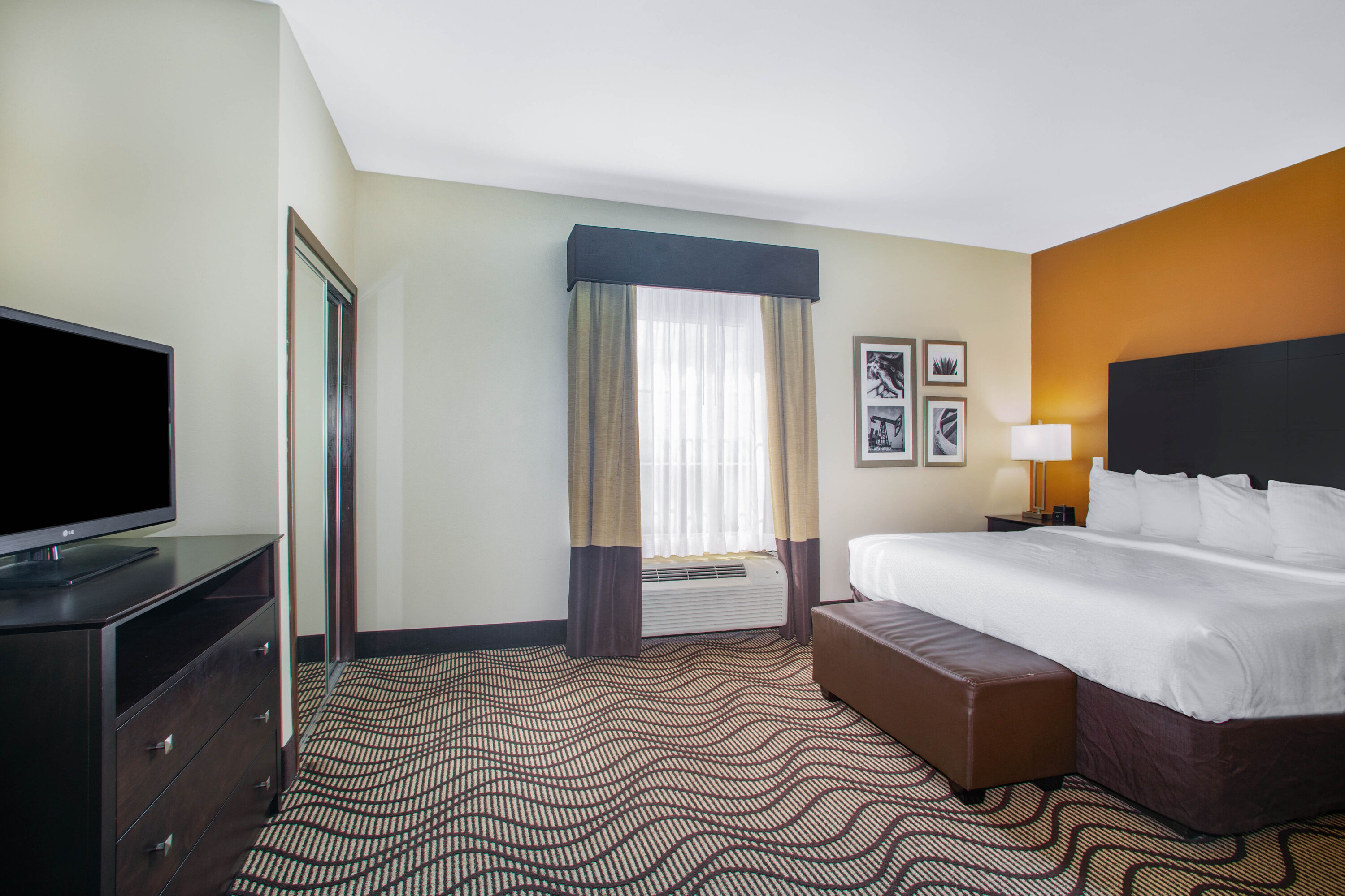 La Quinta Inn & Suites by Wyndham Beeville suite in Beeville, Texas